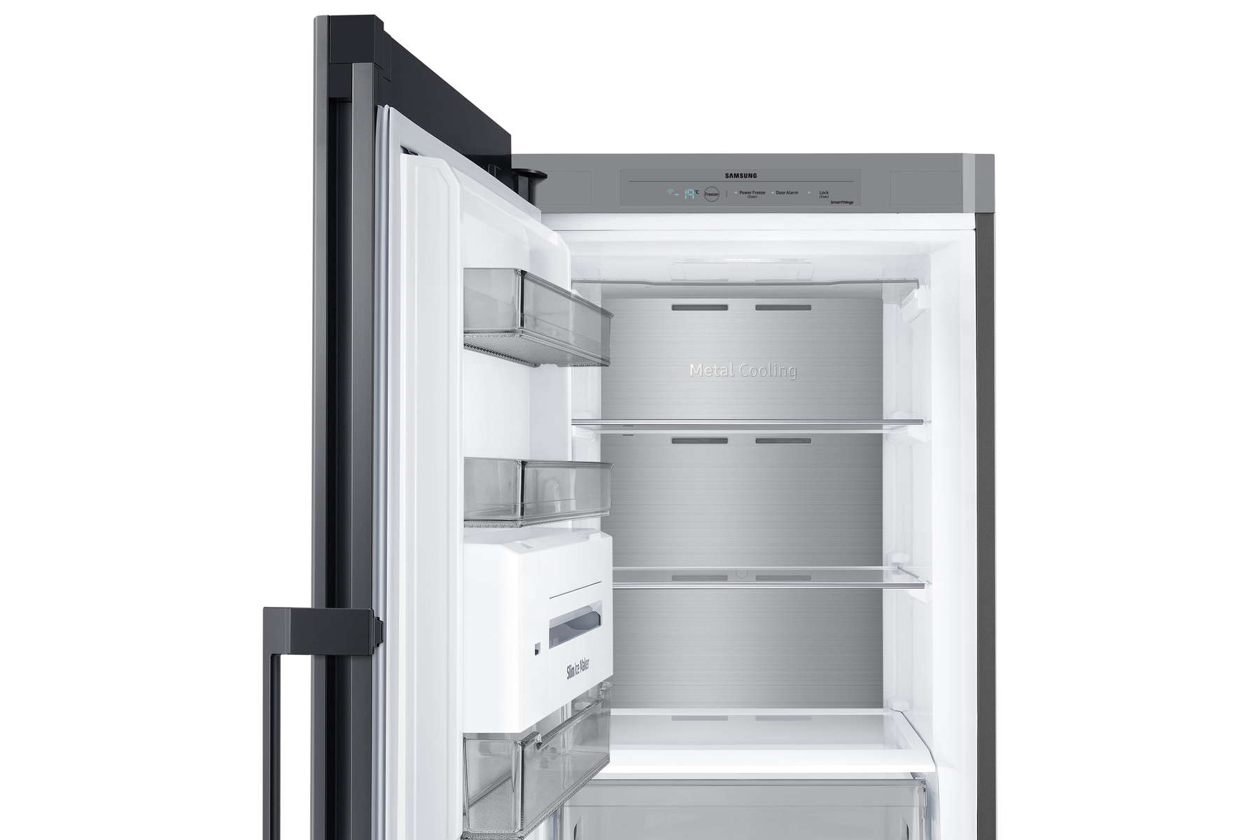 Interior de un refrigerador con estantes y cajones. Interior blanco, respaldo metálico.