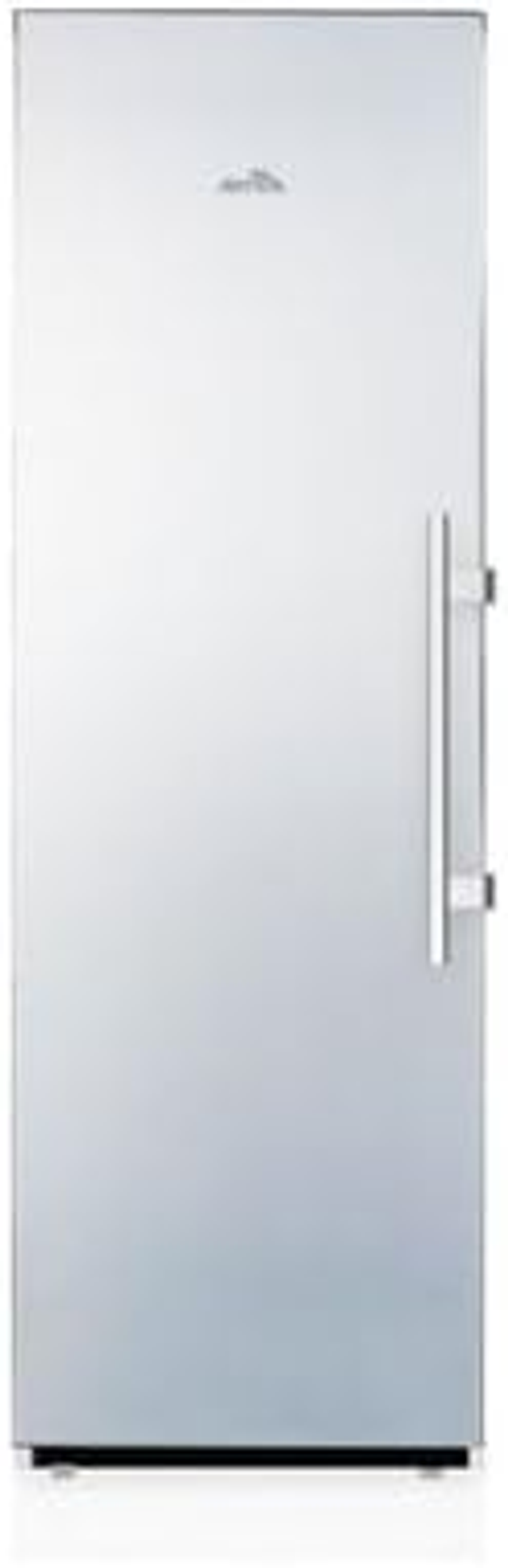 Refrigerador alto plateado con asa. Está sobre un fondo blanco.