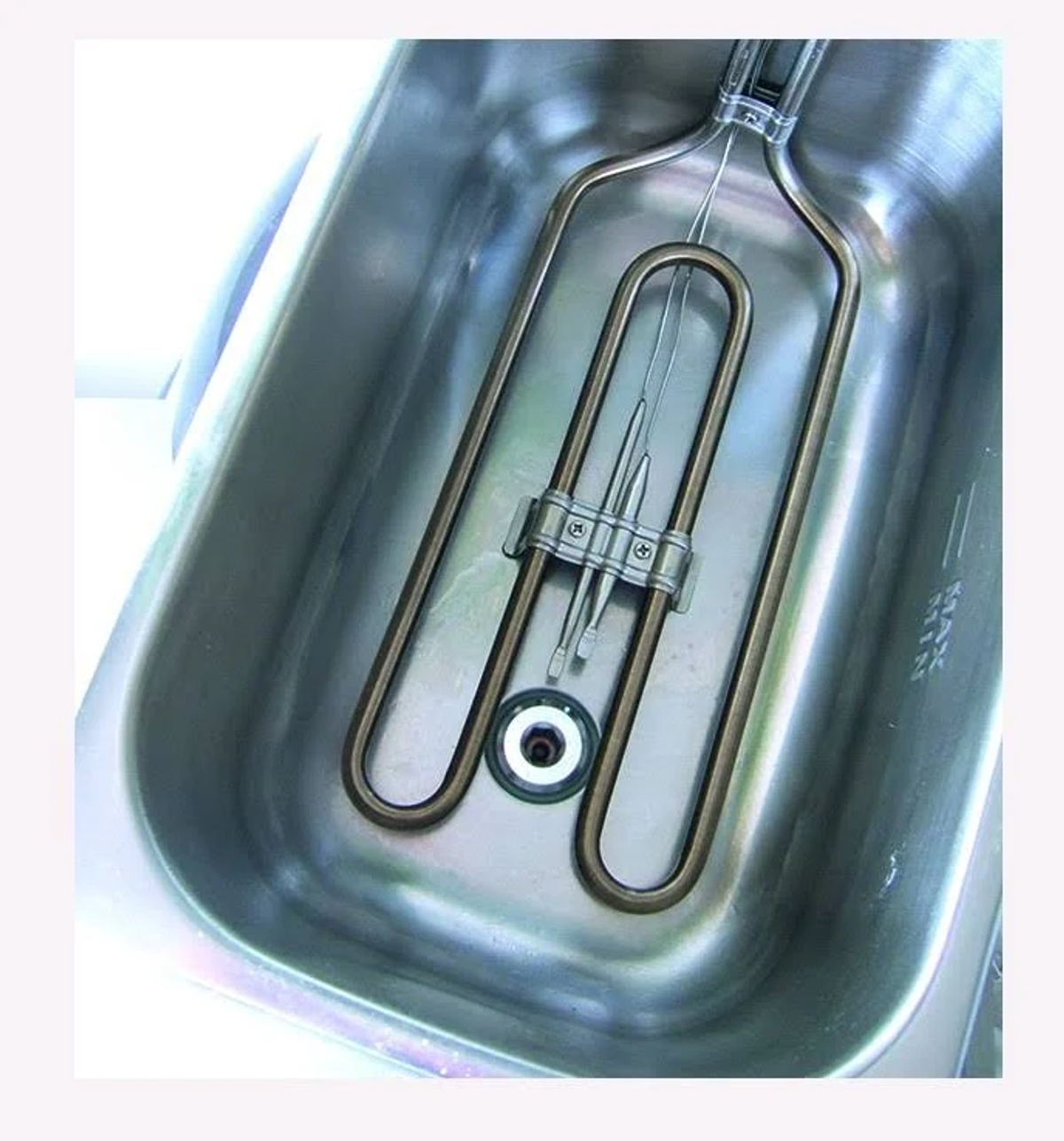 Widok z góry na prostokątny pojemnik ze stali nierdzewnej z elementem grzejnym.