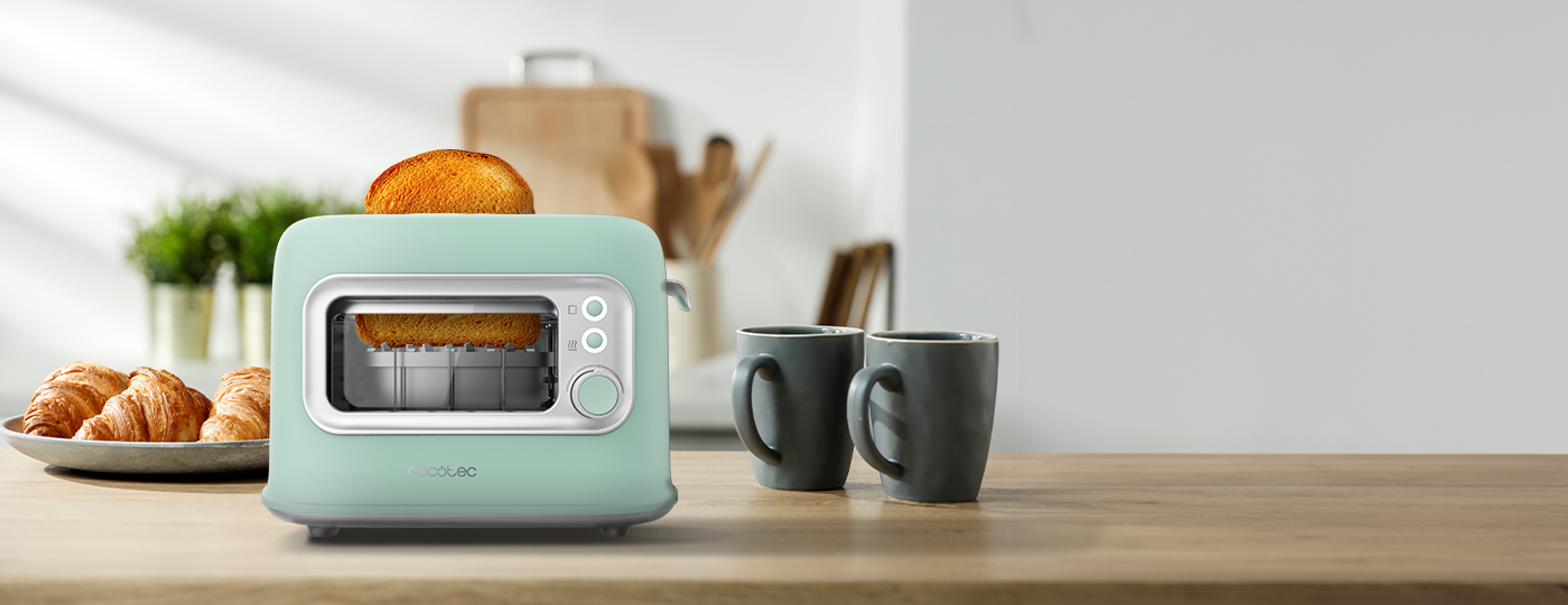 Miętowy toster z dwoma kromkami tostów w szczelinach.