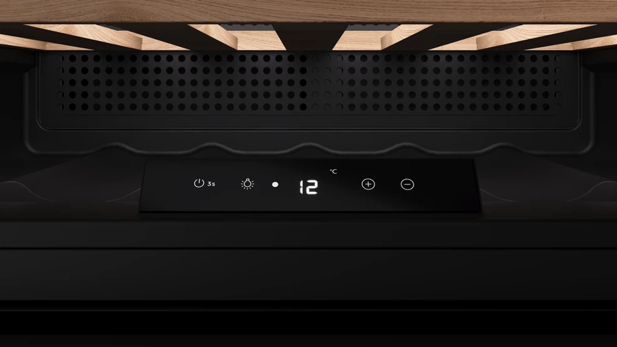 Zbliżenie na chłodziarkę do wina. Ma cyfrowy wyświetlacz pokazujący 12 stopni i przyciski sterowania.