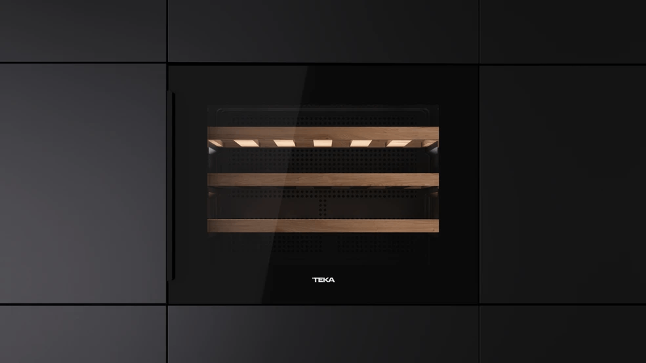 Wbudowana czarna chłodziarka do wina Teka z drewnianymi półkami i oświetleniem wewnętrznym.