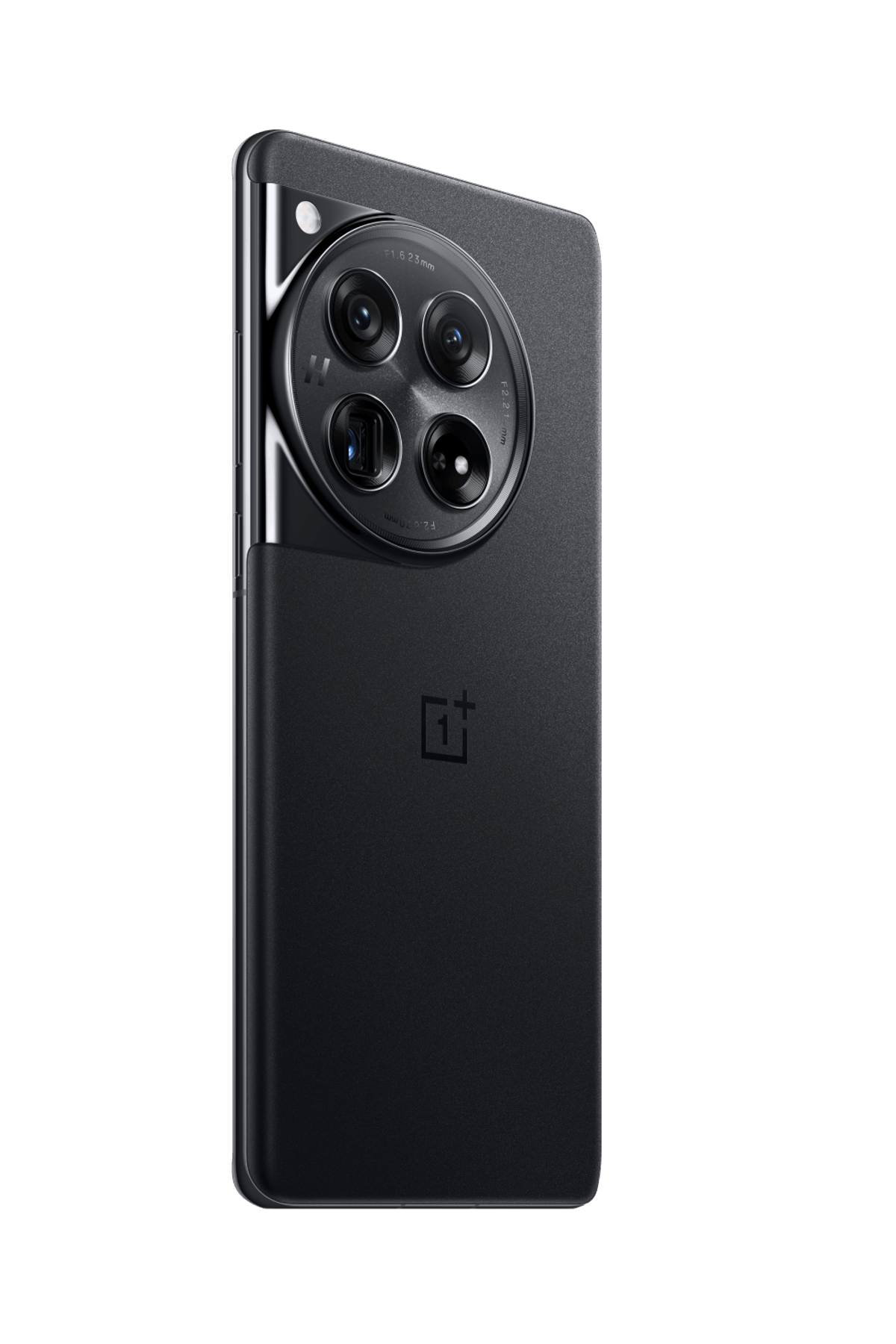 Czarny smartfon z wieloma tylnymi aparatami, na czarnym tle. Widok z boku.