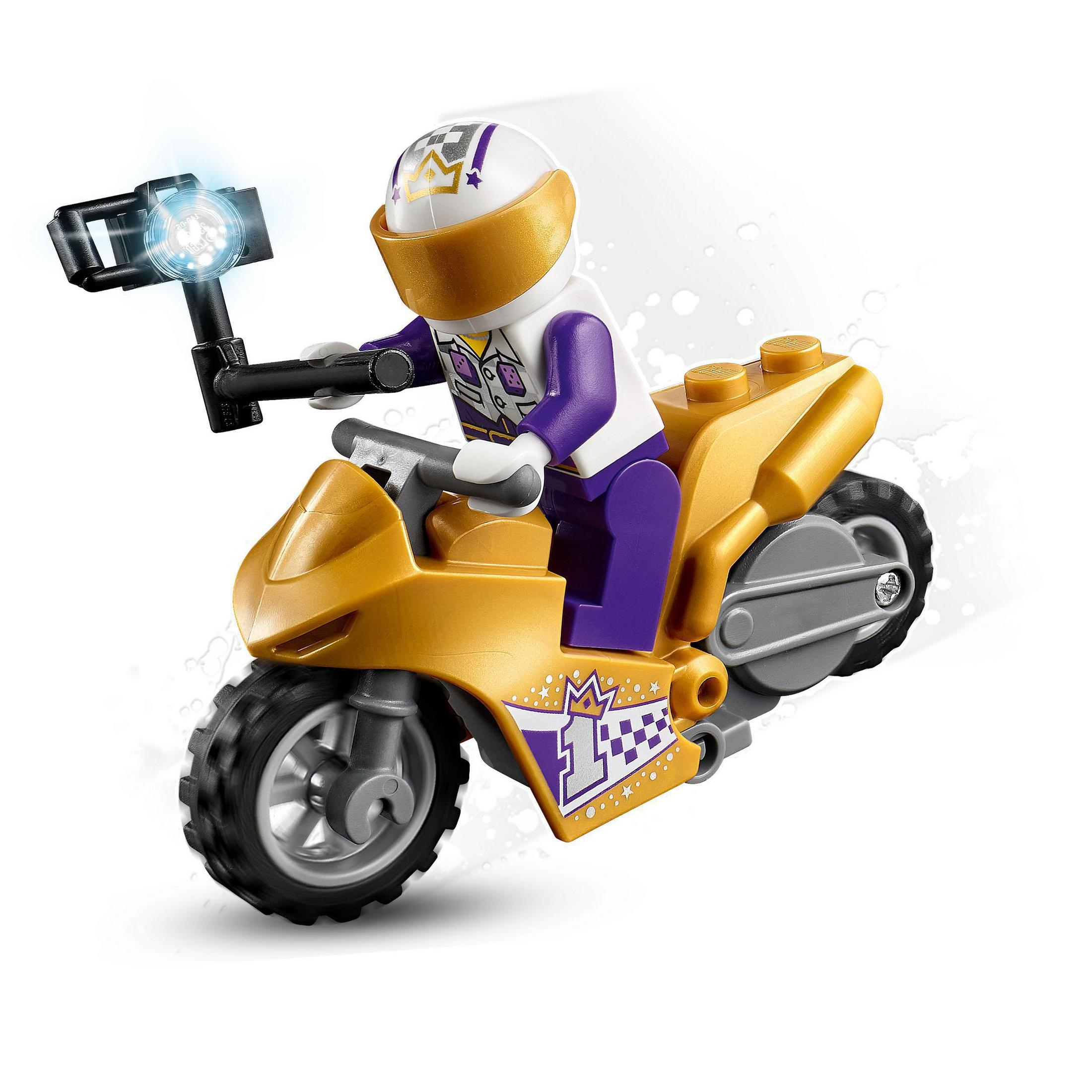 Beyaz arka plan üzerinde sarı ve mor bir motosiklette bir LEGO motosiklet yarışçısı.
