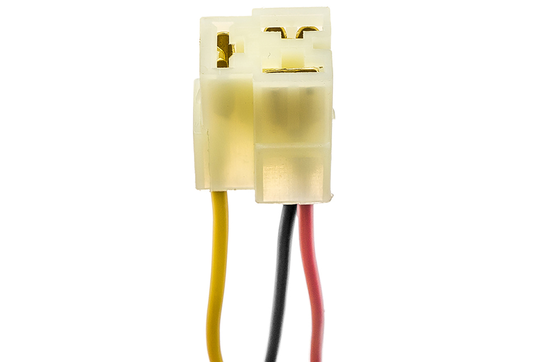 Primo piano di due connettori elettrici con tre fili, giallo, nero e rosso.