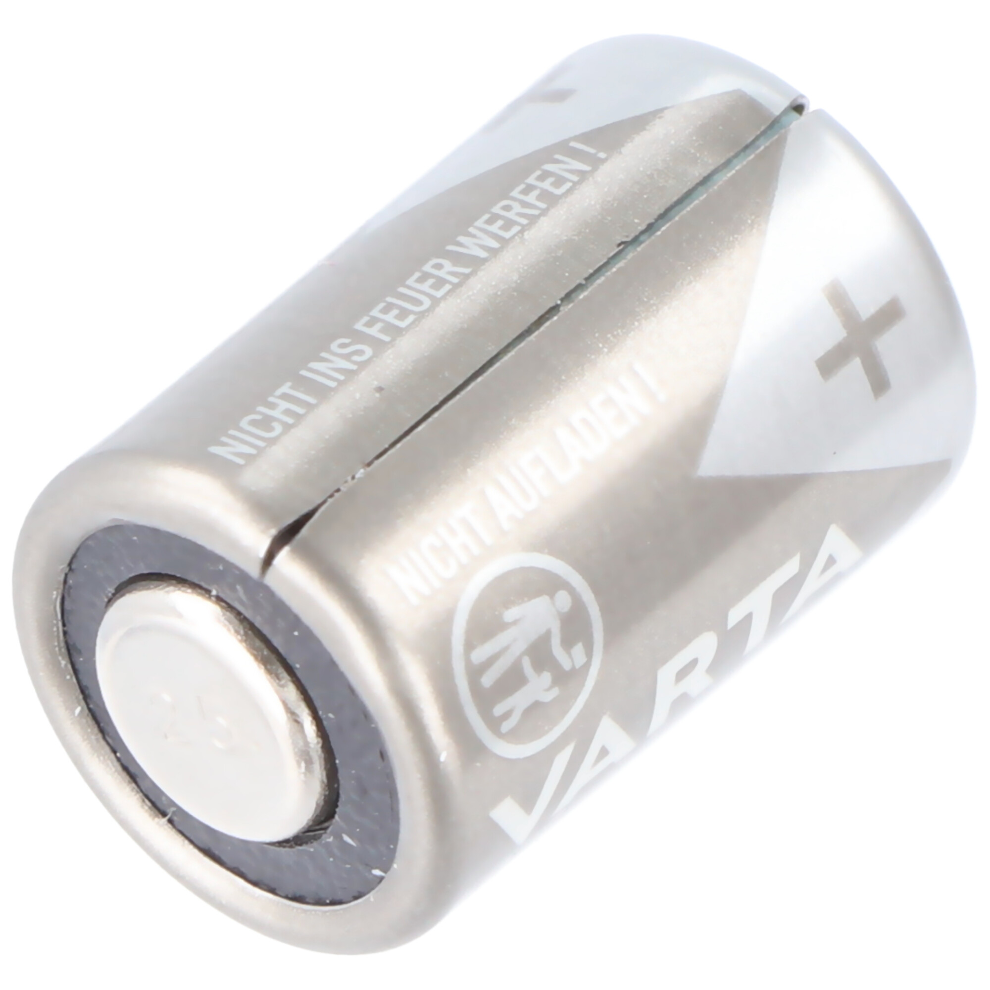 Eine Varta-Batterie ist zylindrisch und metallisch. Sie hat ein Pluszeichen und einen Warnhinweis.