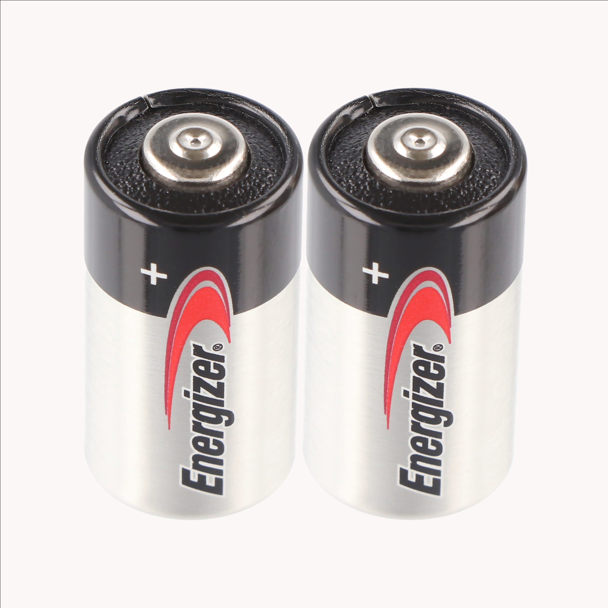 Zwei Energizer-Batterien mit schwarzem und rotem Oberteil, weißem Hintergrund und dem Energizer-Logo.
