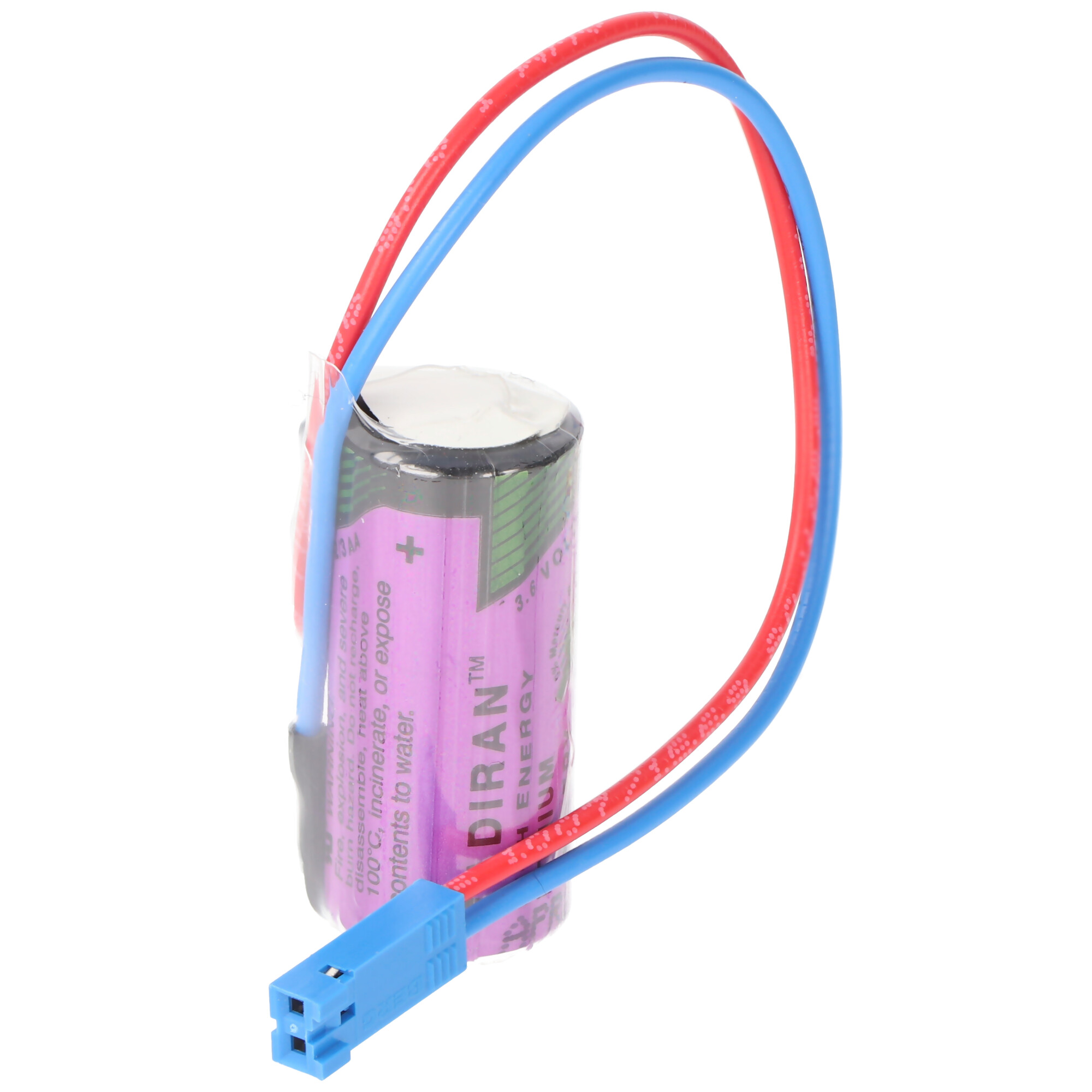 Zylindrische Batterie mit roten und blauen Drähten und einem blauen Stecker. Die Batterie hat ein Etikett. Weißer HG.