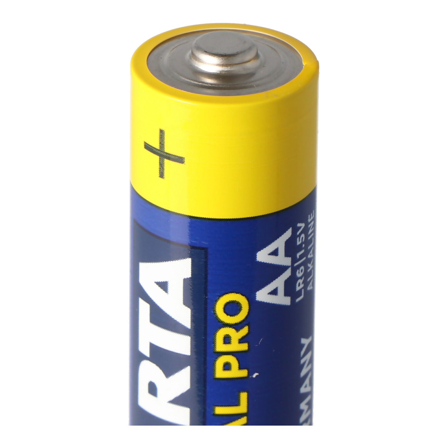 Nahaufnahme einer AA-Batterie. Gelber Deckel mit Plus-Symbol und blauer Körper mit Text.