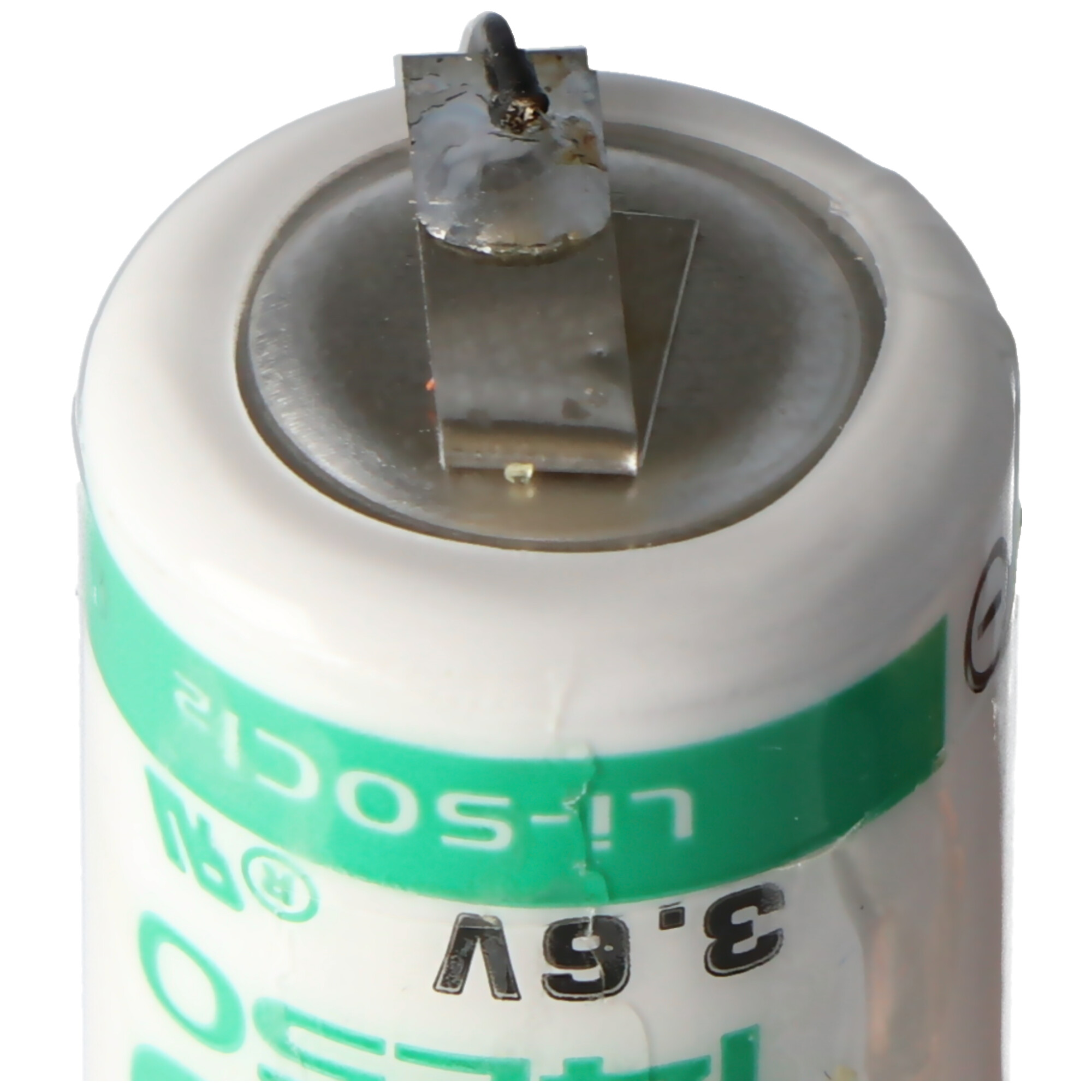 Nahaufnahme einer 3,6V Lithium-Ionen-Batterie mit Metallkontakt.