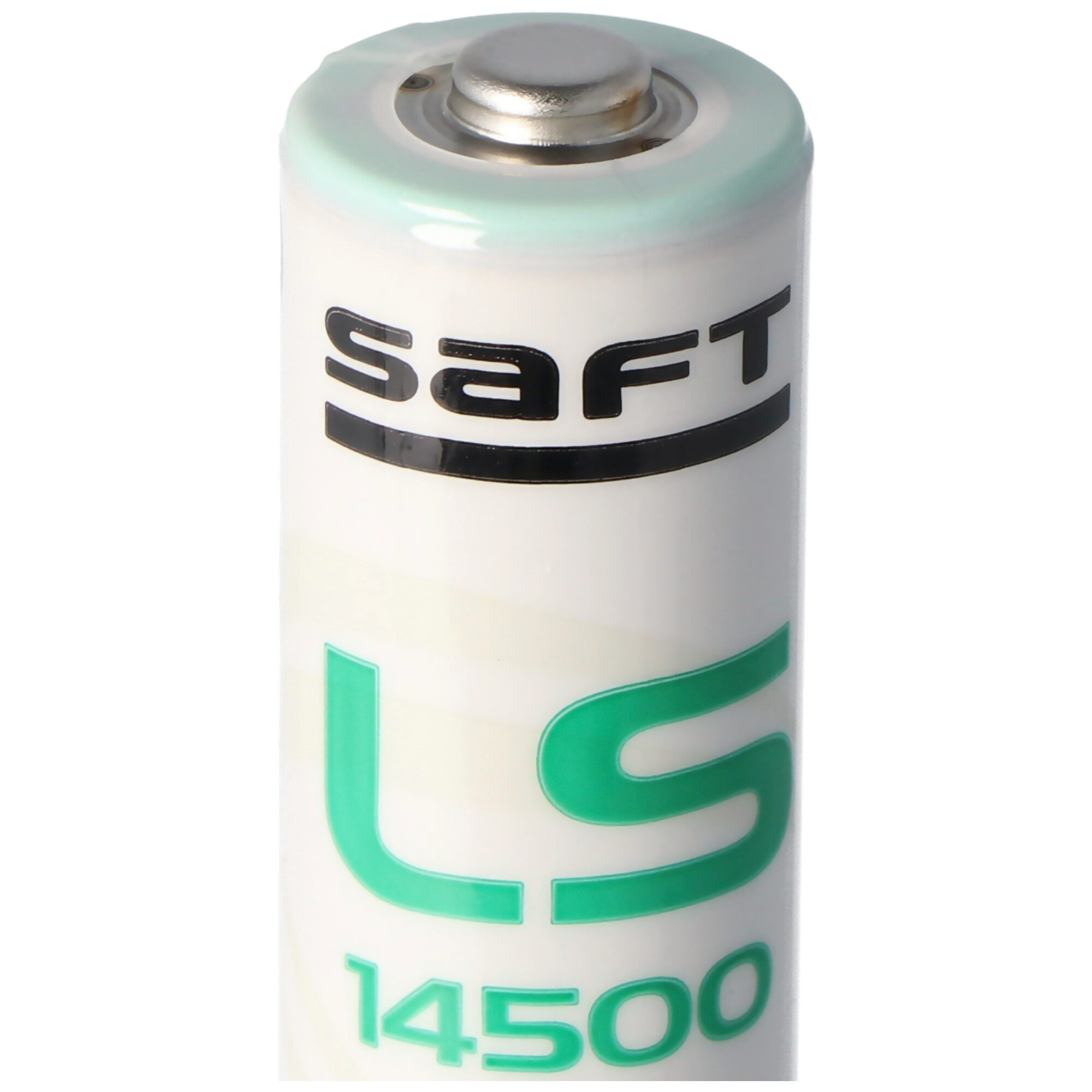 Eine weiße Batterie mit grünem und schwarzem Text: SAFT, LS und 14500. Nahaufnahme.