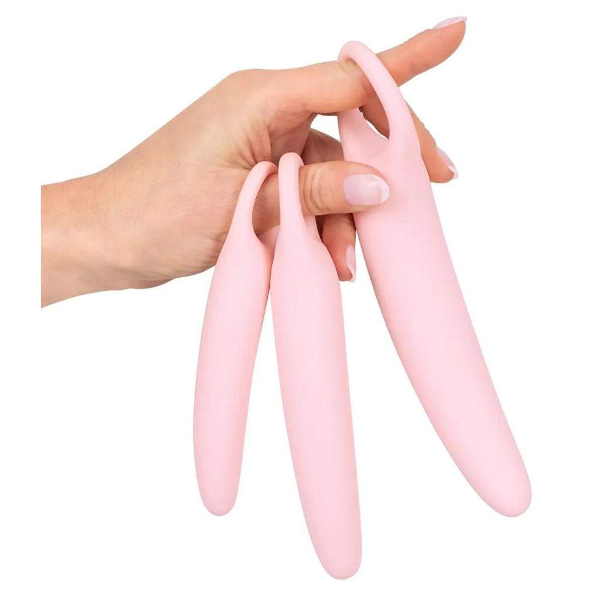 Eine Hand, die drei rosa Silikonformen in einer Reihe hält. Der Hintergrund ist weiß.