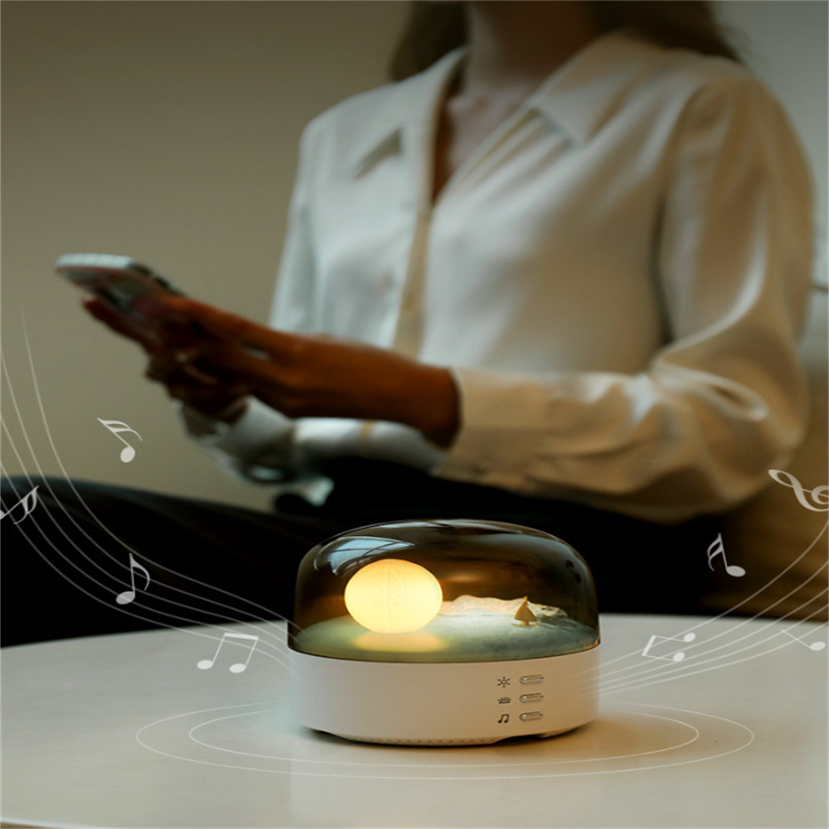 Eine Frau hält ein Telefon in der Nähe einer leuchtenden Nachtlampe. Musiknoten um die Lampe.