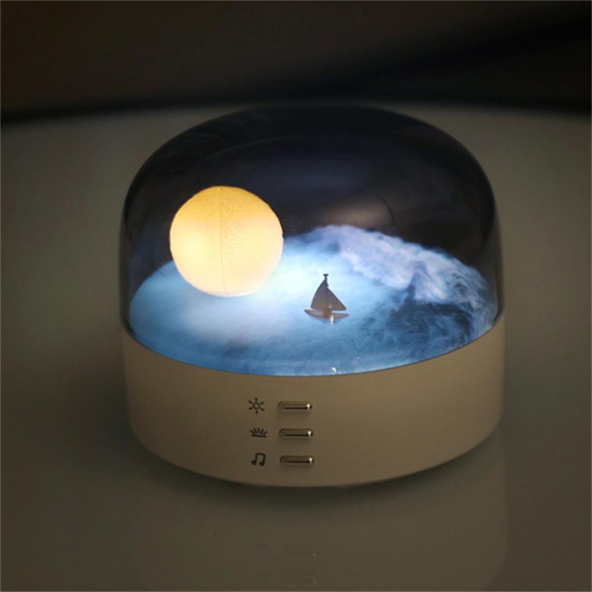 Eine kleine, beleuchtete dekorative Lampe mit einer Bootszene. Mond und Boot sind sichtbar.
