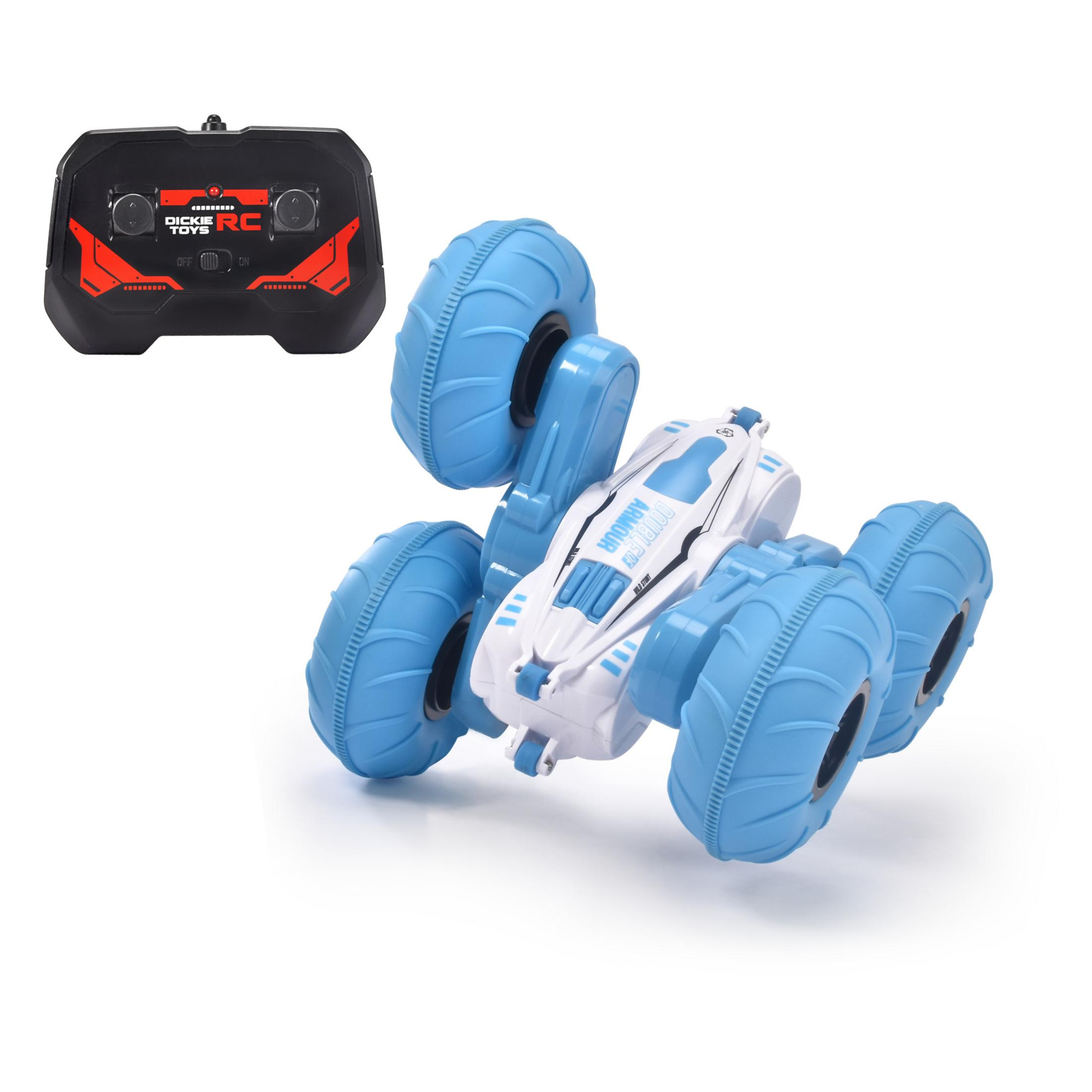 Ein Spielzeugauto mit blauen Rädern und einem weißen Körper. Eine Fernbedienung befindet sich in der oberen linken Ecke.