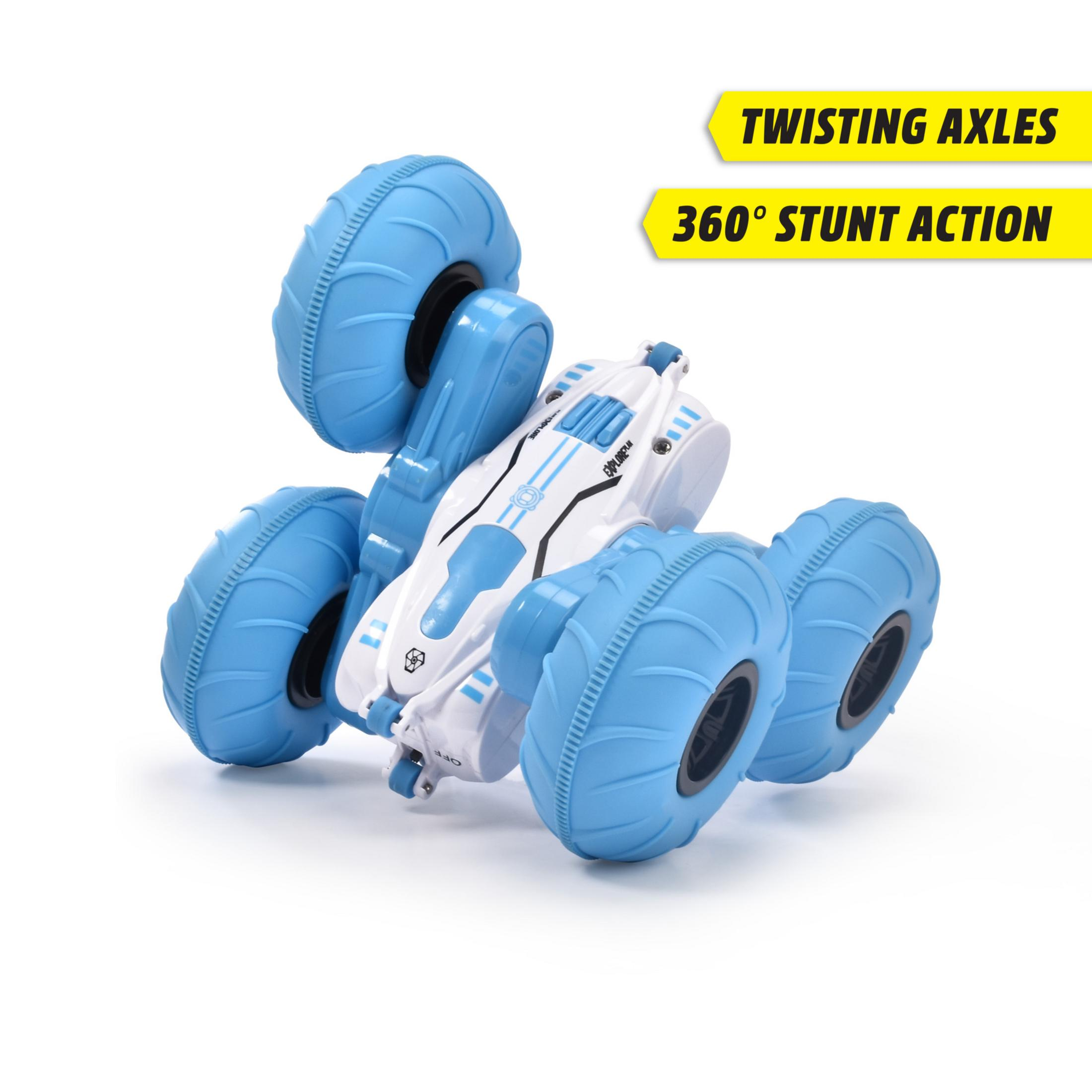 Ein weißes und blaues Spielzeugauto in Aktion. Das Auto hat vier blaue Räder und ist auf dem Kopf.