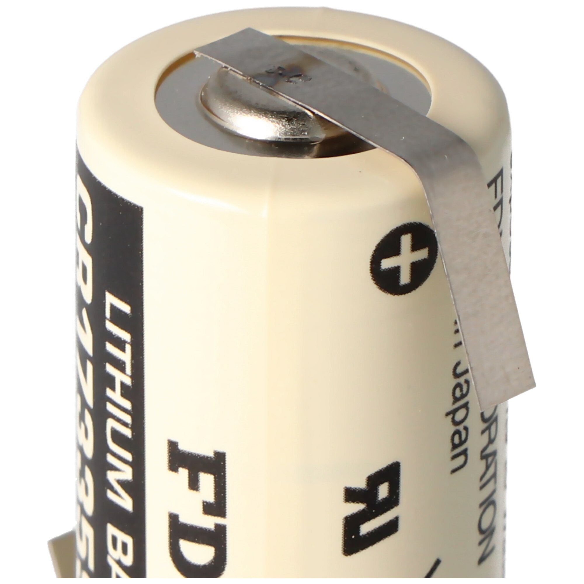 Nahaufnahme einer cremefarbenen AA-Batterie mit einem Metallstreifen oben.