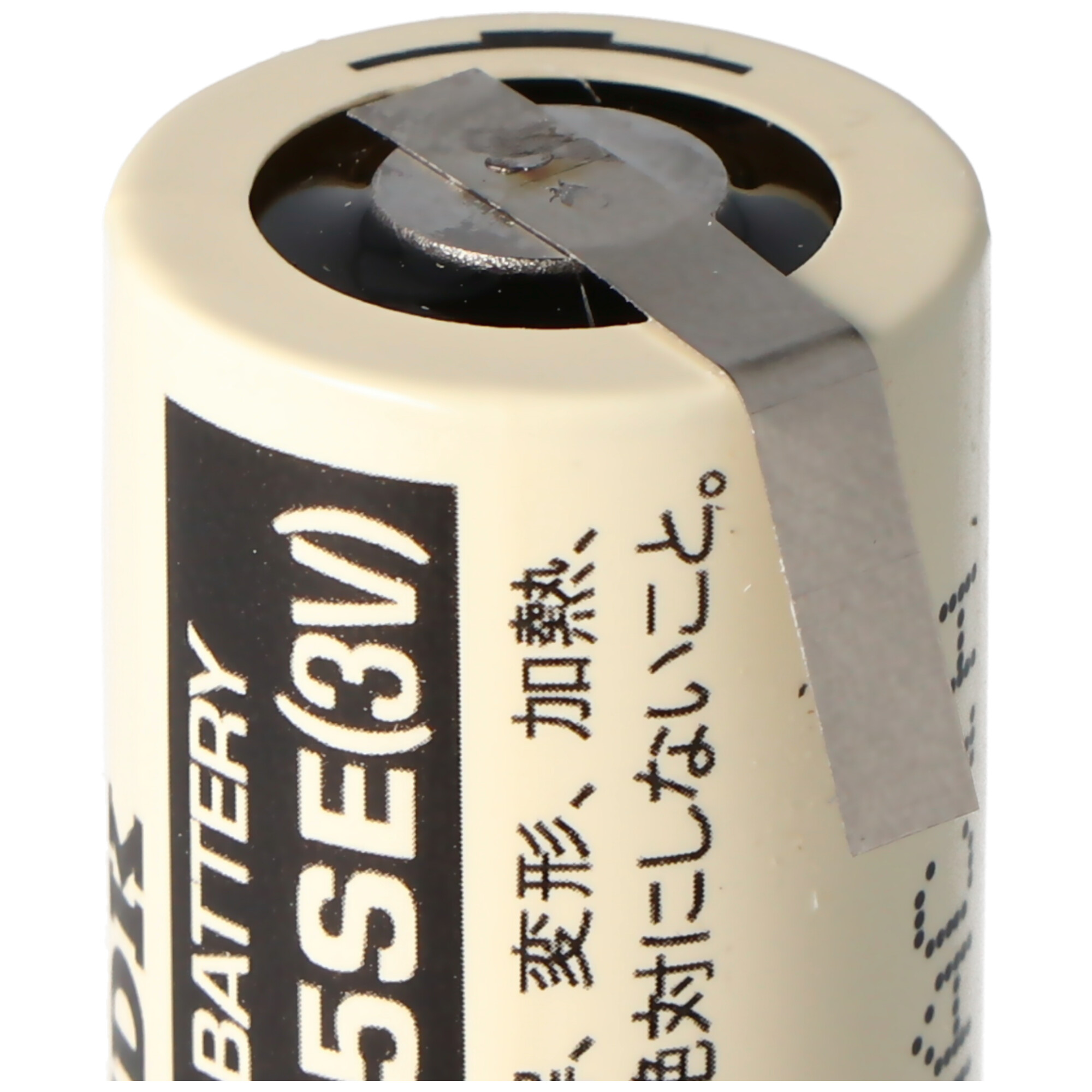 Nahaufnahme einer beigefarbenen Batterie mit Text und einem Metallkontaktstreifen auf weißem Hintergrund.