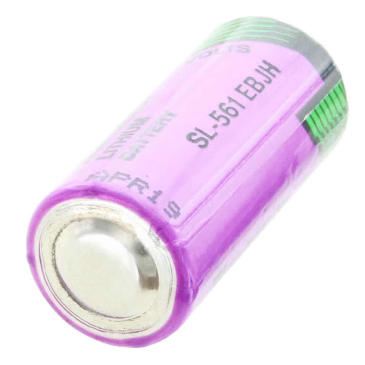 Eine zylindrische, lilafarbene Lithiumbatterie. Die Batterie hat Text darauf. Weißer Hintergrund.
