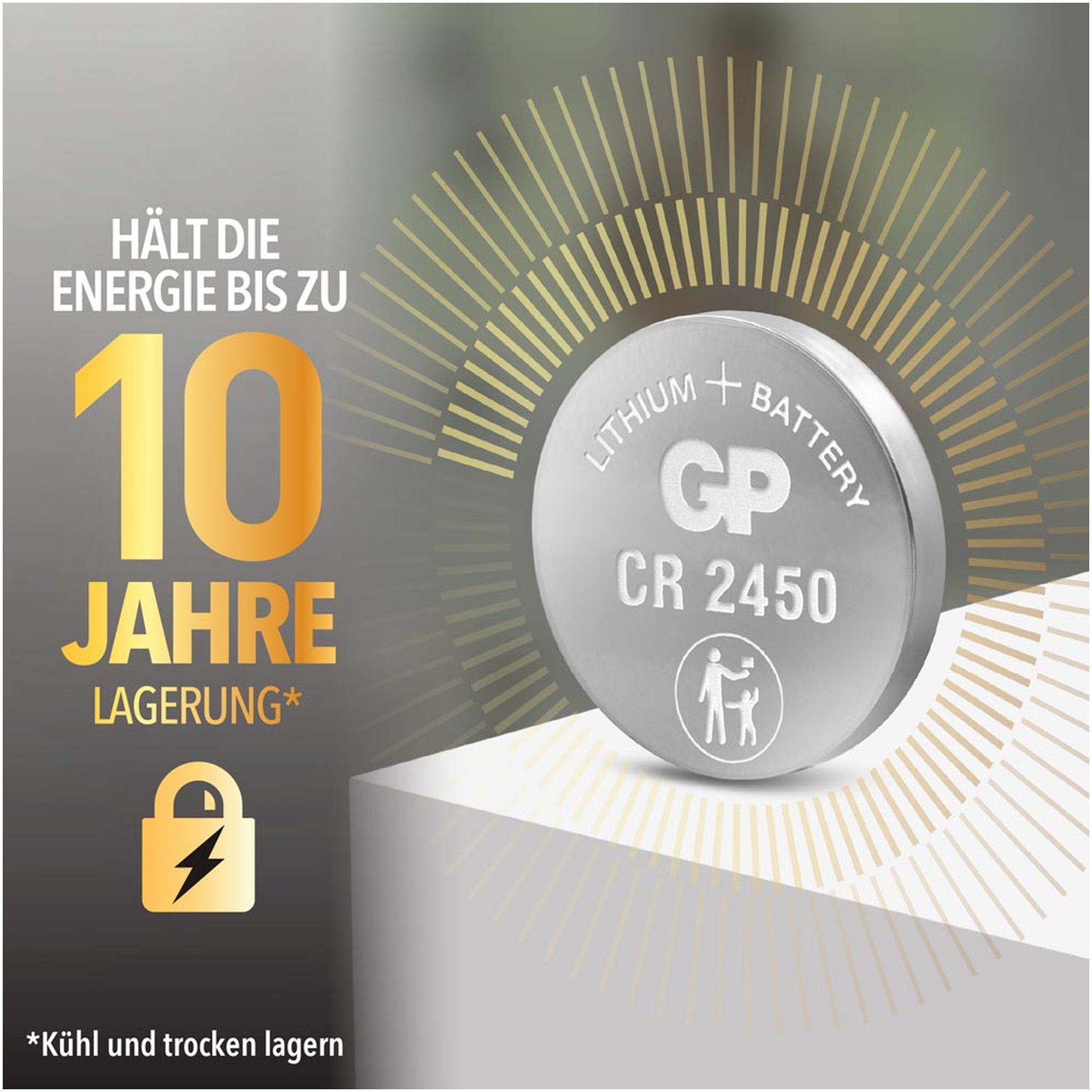 Silberne Knopfzelle mit Text, Grafik und Text auf Deutsch. Gelbe Strahlen, weißer Hintergrund.