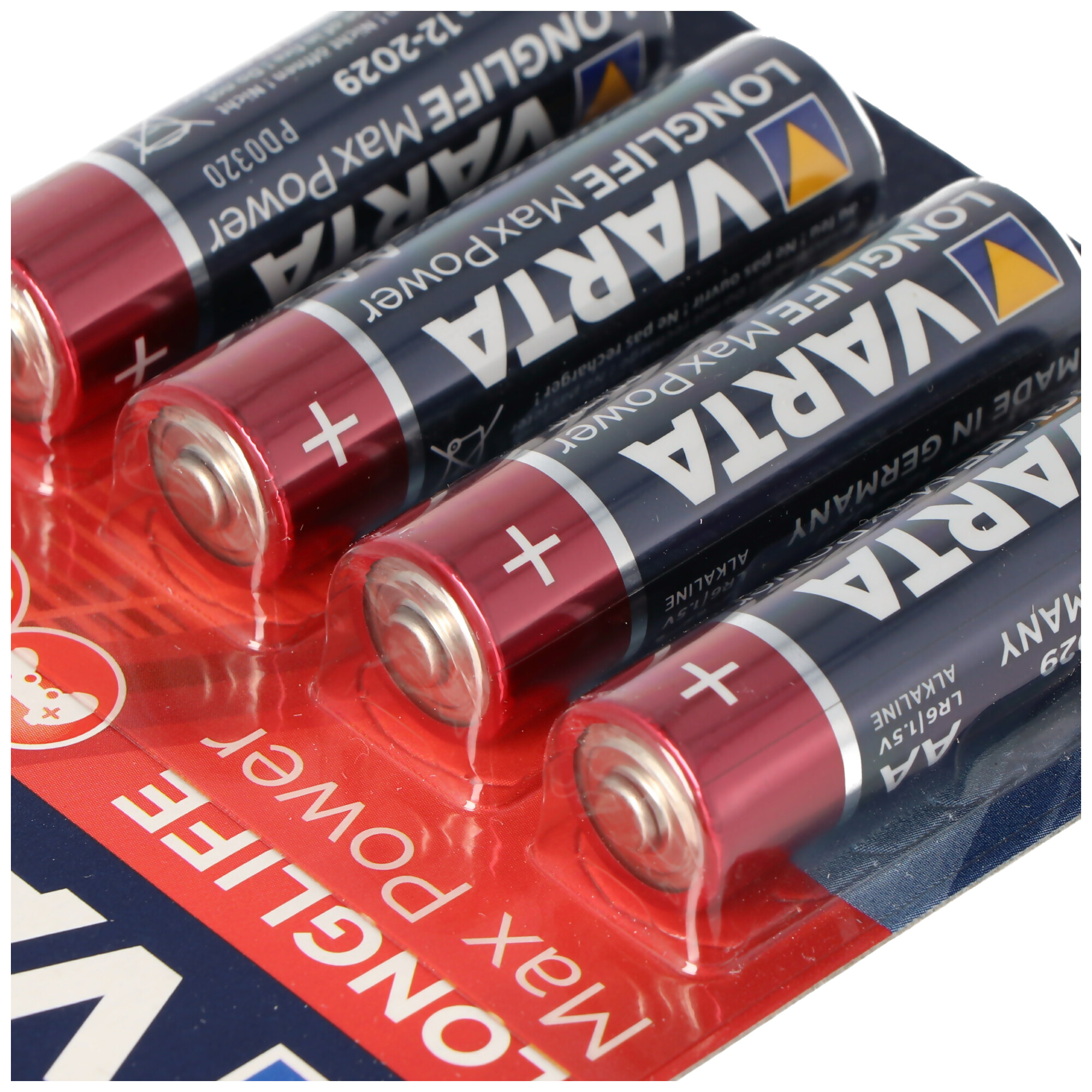 Vier AA-Batterien in Blisterverpackung, rot und schwarz.