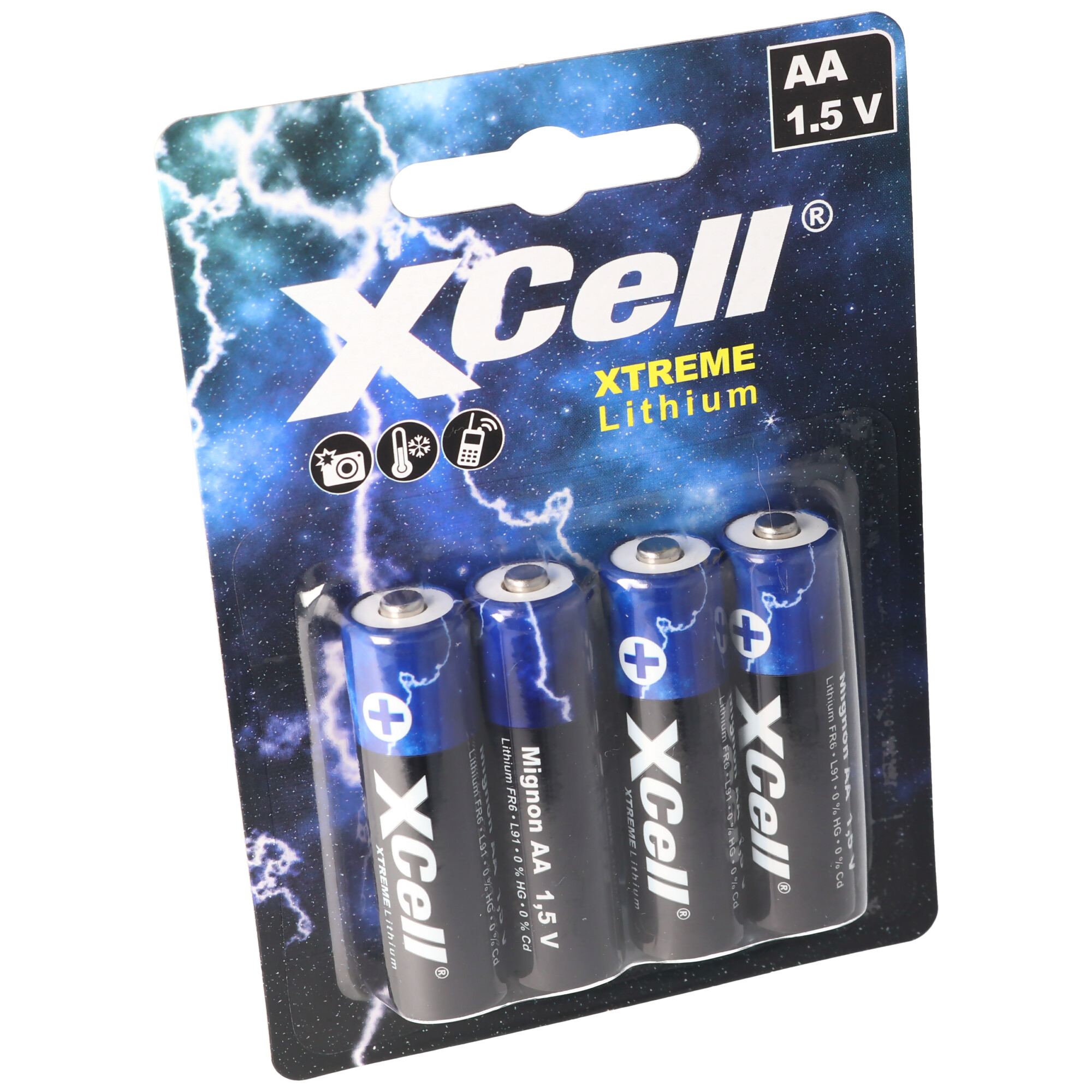 Eine Packung mit vier AA-Batterien. Die Batterien sind blau und schwarz.