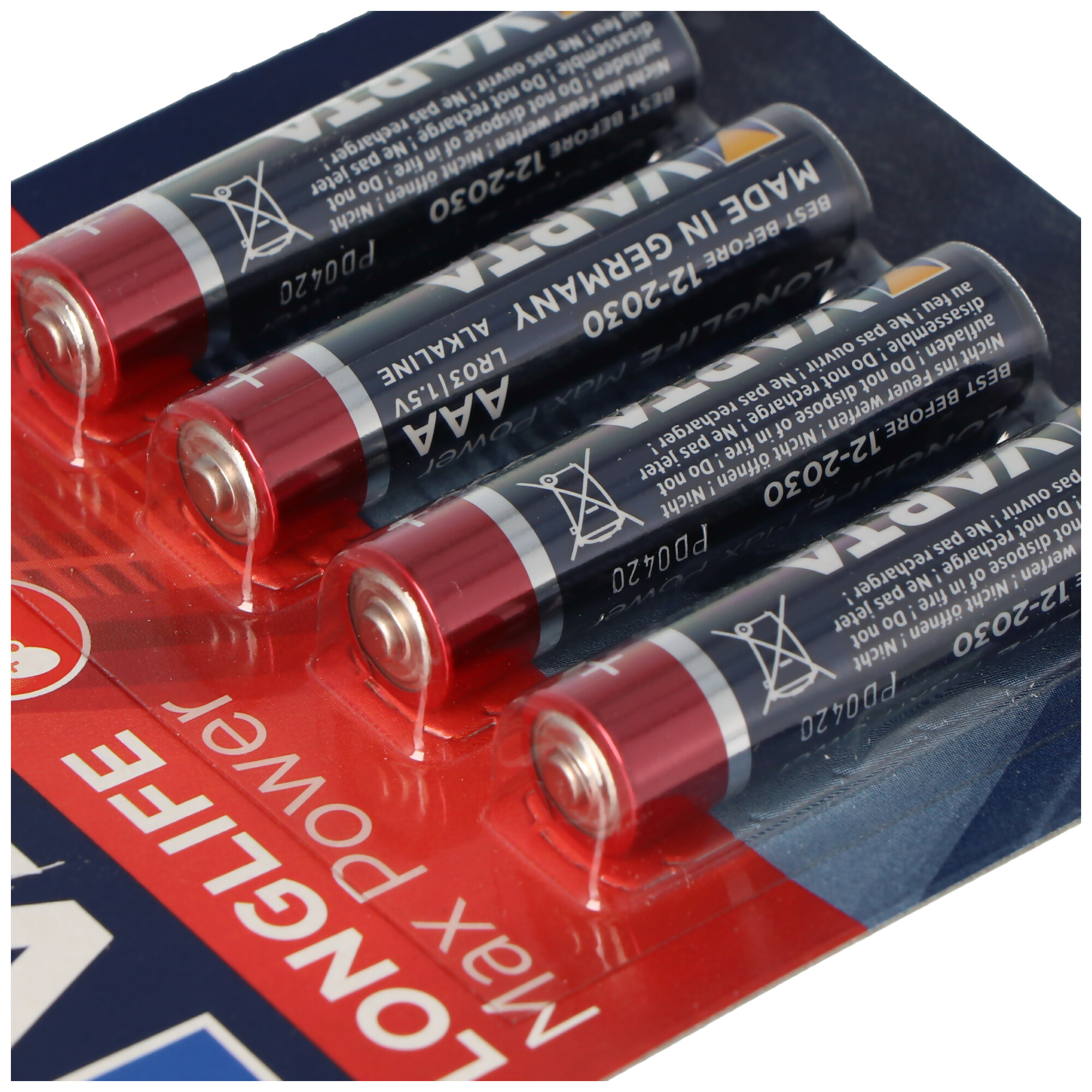 Vier AAA-Batterien in einer Blisterpackung. Die Batterien sind rot und schwarz mit silberner Oberseite.