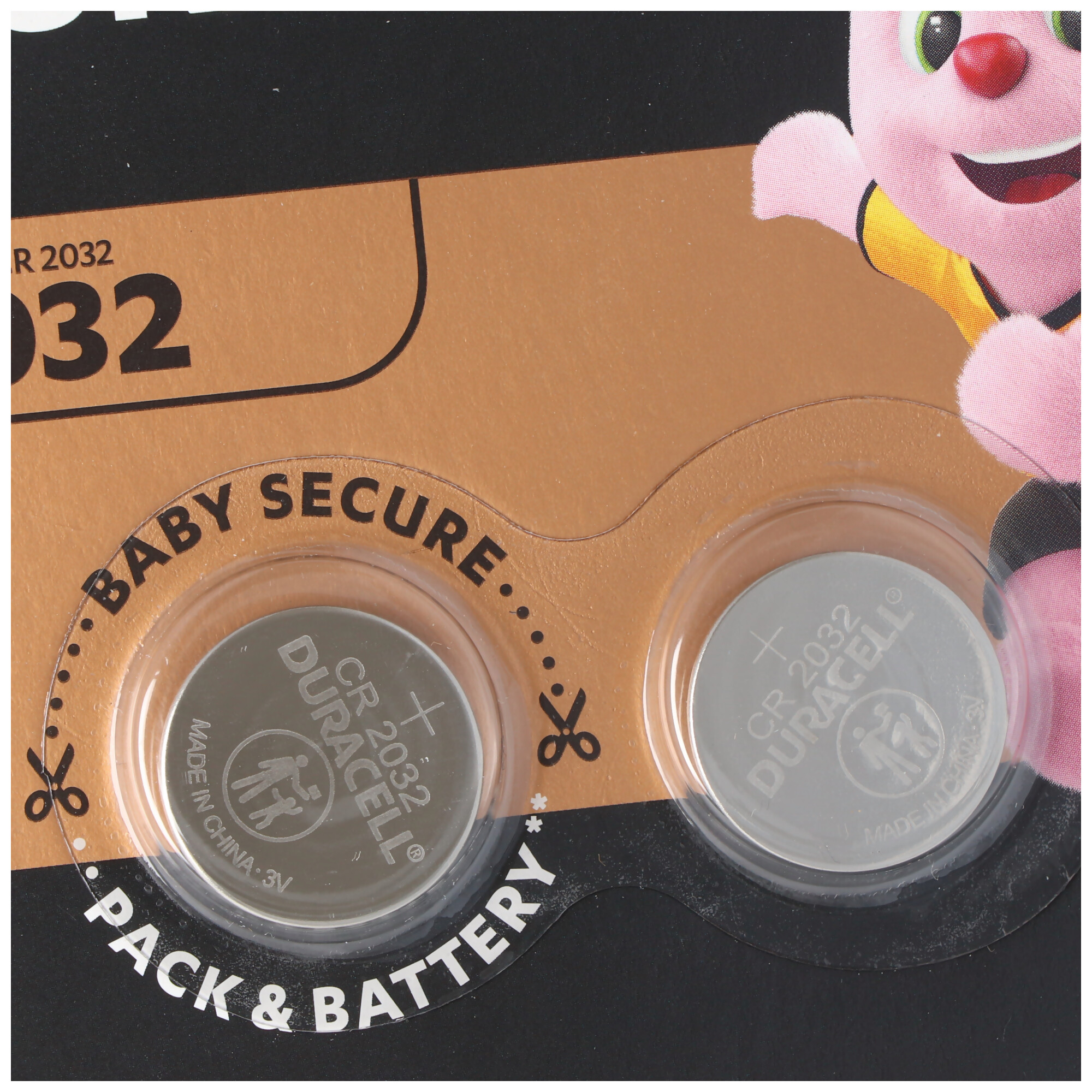 Zwei Batterien in einer Packung, mit Textetiketten.