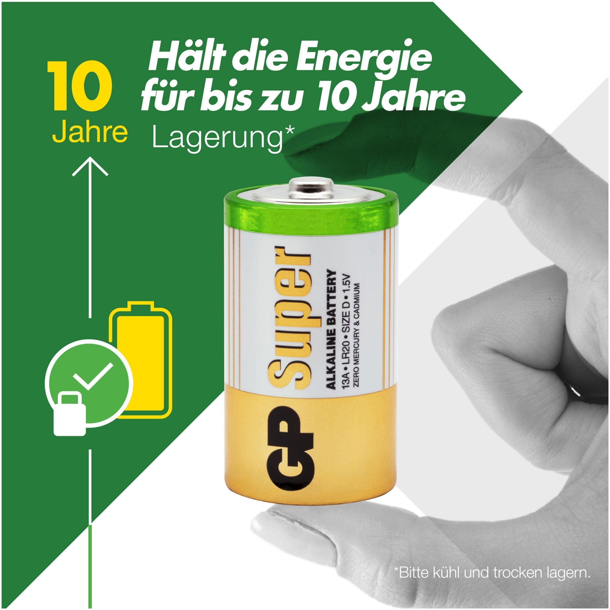 AA-Batterie. Grüner Deckel, goldener Körper, weißer und gelber Text. Weißer Hintergrund.