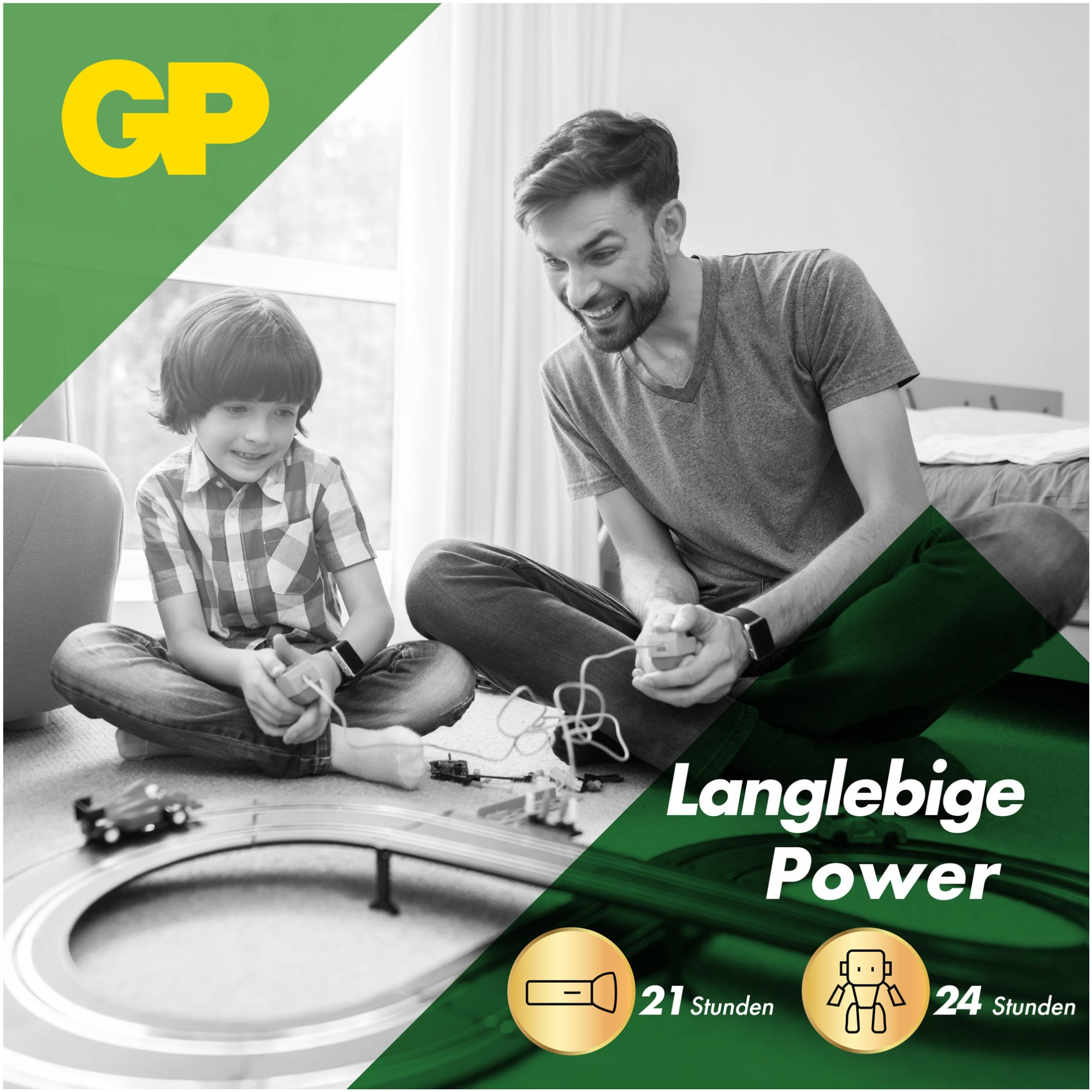 Vater und Sohn spielen mit einer Spielzeugauto-Rennstrecke. Text: 'Langlebige Power'.