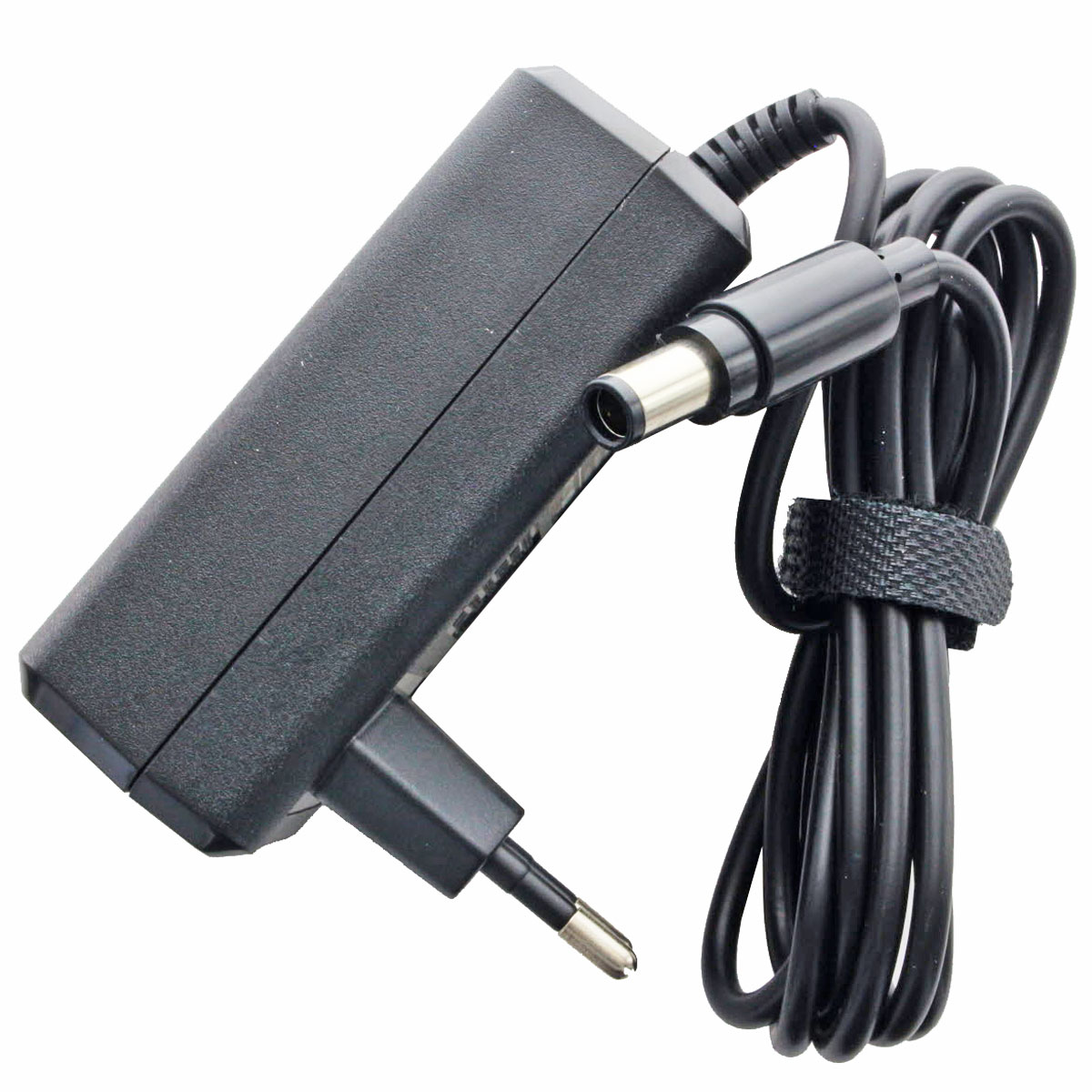 Schwarzer Adapter mit Ladekabel. Der Stecker ist seitlich sichtbar.