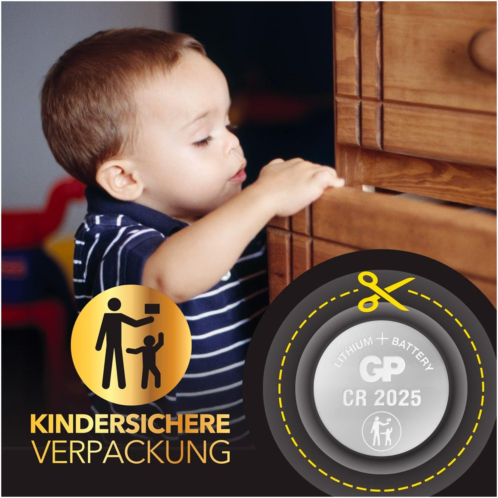 Ein Kleinkind greift nach einer Schublade in der Nähe einer kindersicheren Batterie-Verpackung. Schwarzer Hintergrund.