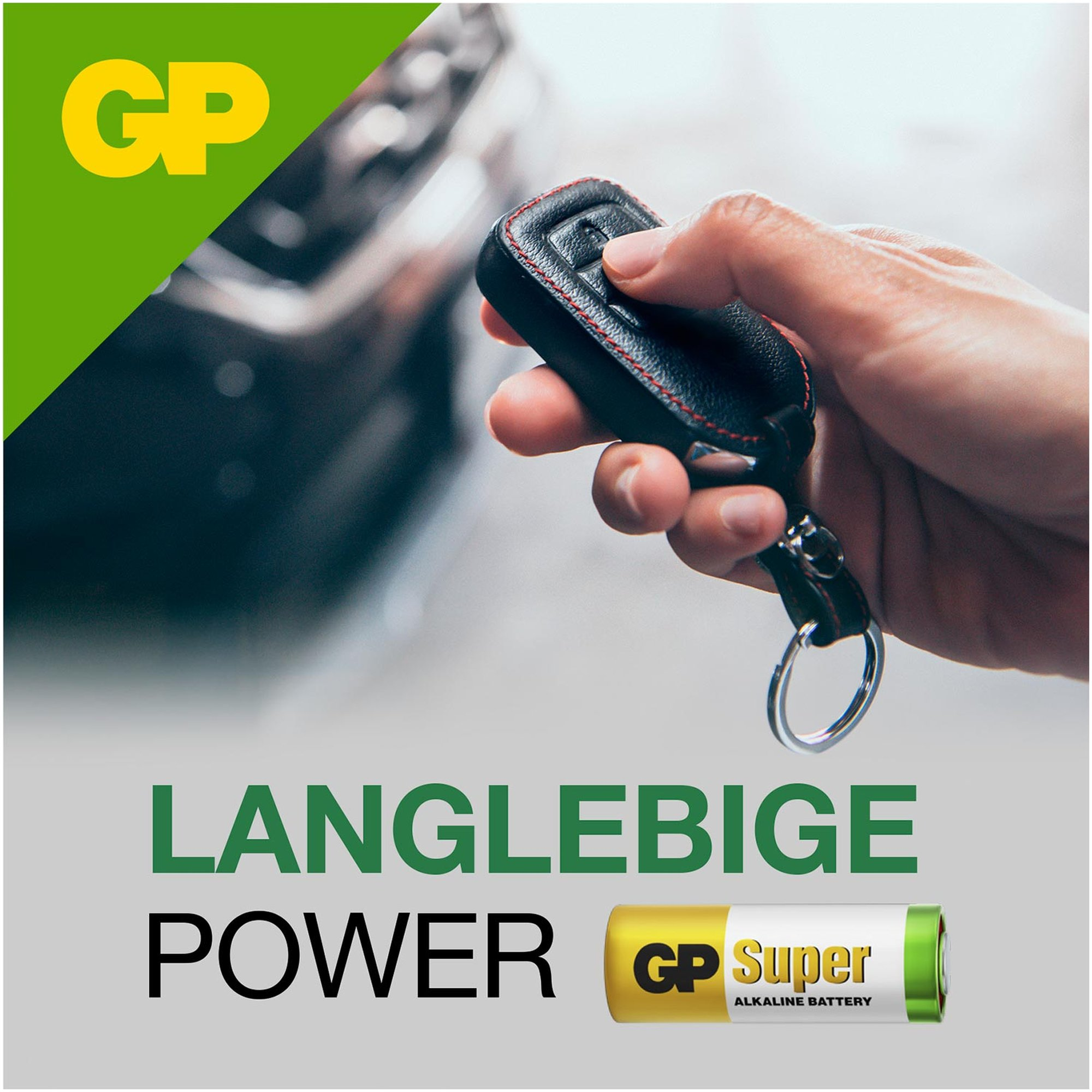 Hand hält Autoschlüsselanhänger in der Nähe eines Autos.  Grüner und gelber Text, neutraler Hintergrund.