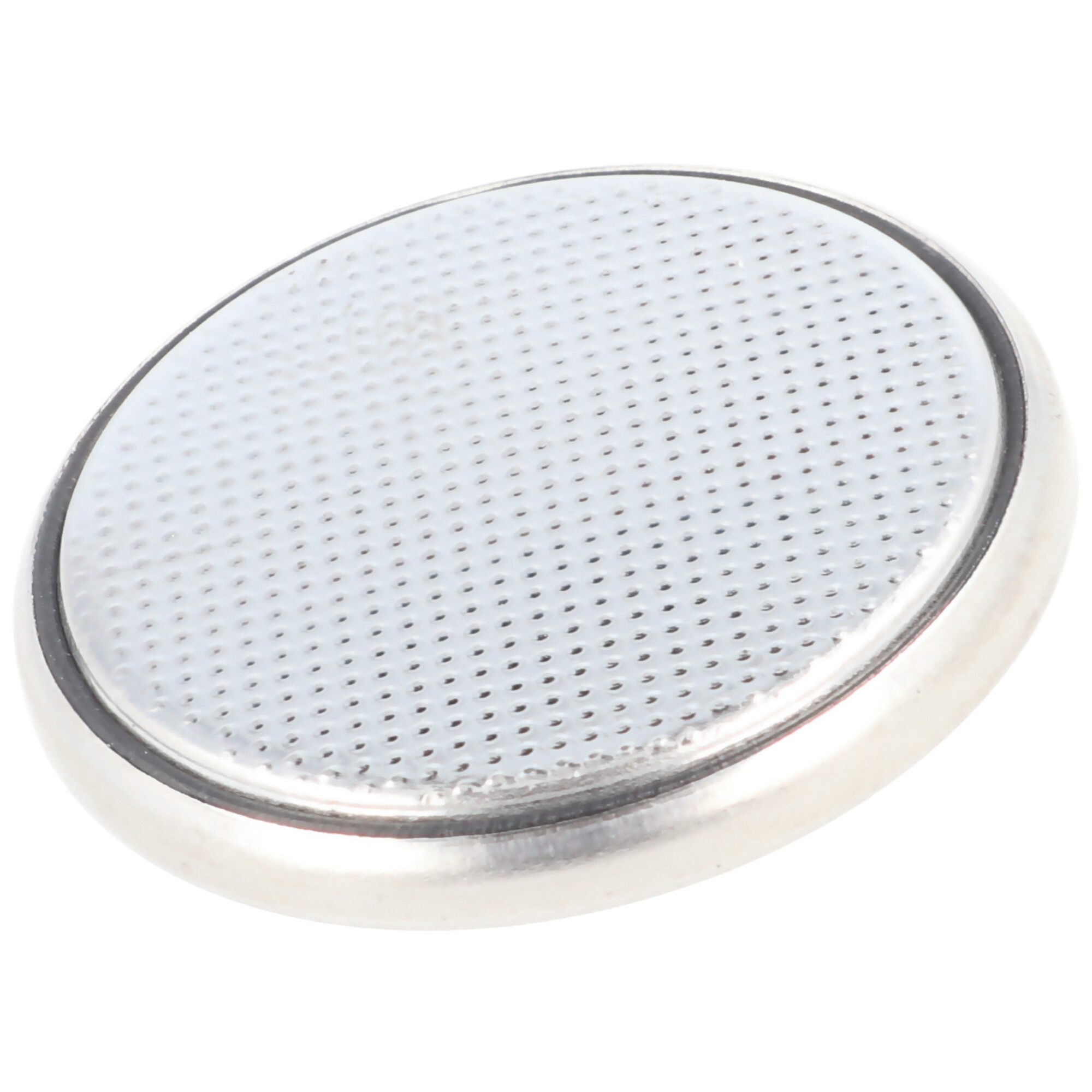Eine kleine, silberne Knopfzellenbatterie mit strukturierter Oberfläche.