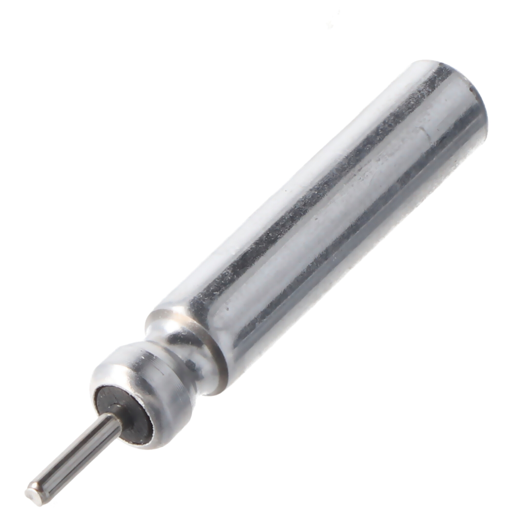 Ein kleiner Metallstift mit schwarzer Spitze auf weißem Hintergrund.