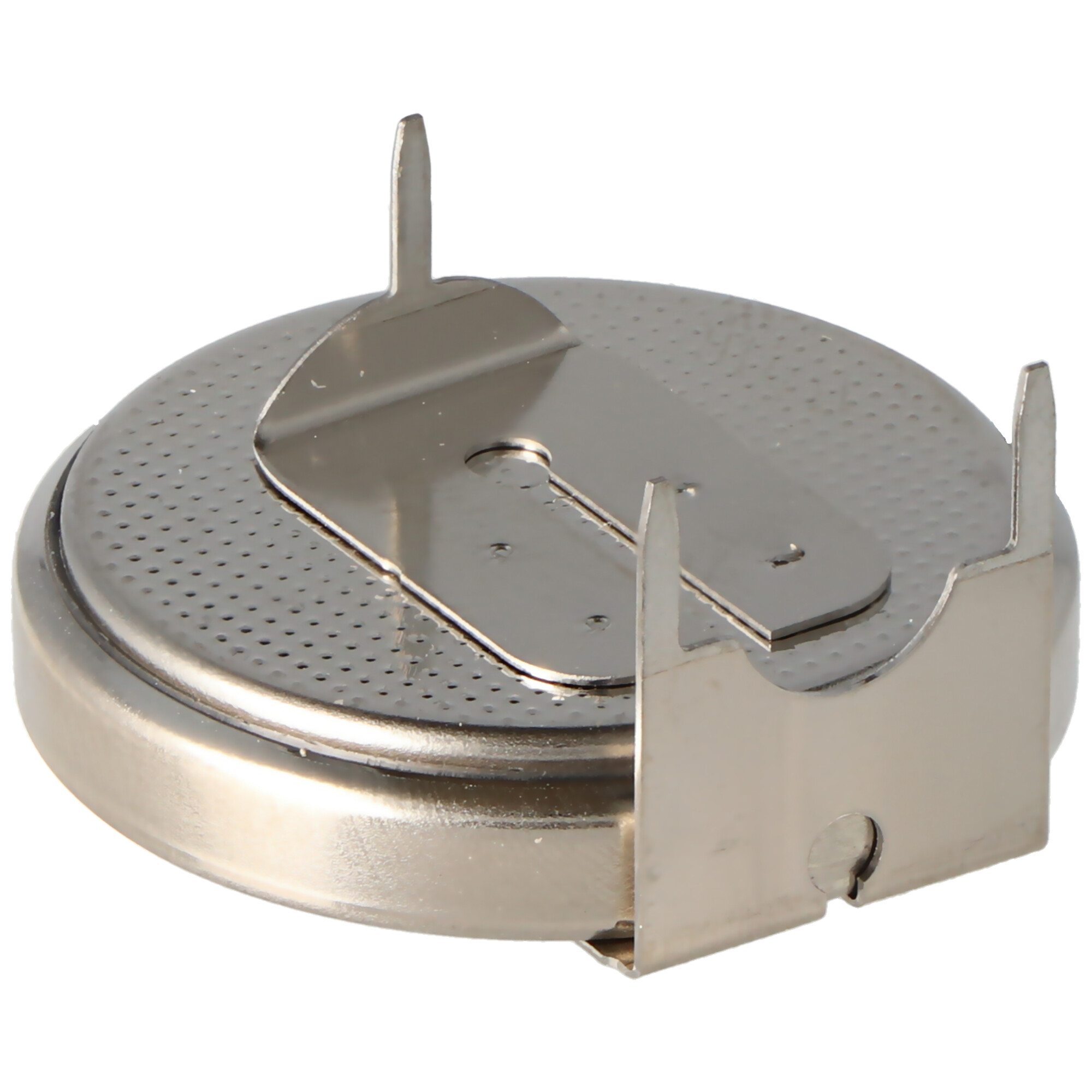 Nahaufnahme einer silbernen Knopfzellenbatterie mit Zinken. Die Oberseite hat Perforationen.