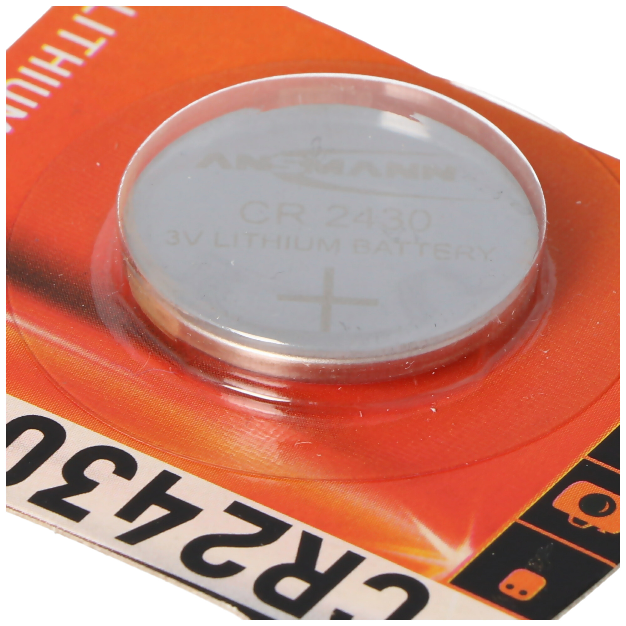 Nahaufnahme einer runden CR2430-Batterie in einer Kunststoff-Blisterpackung.