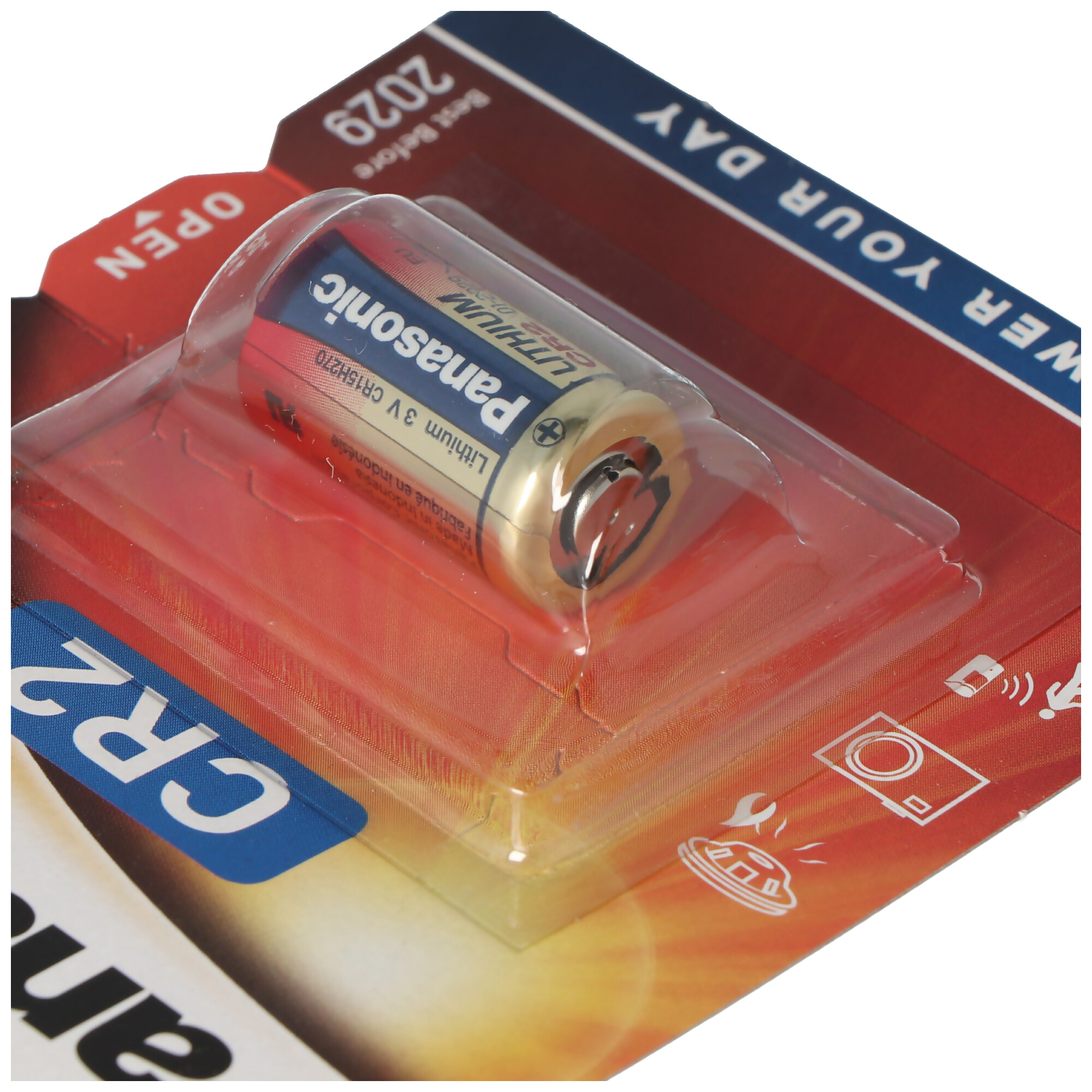 Eine Panasonic CR2 Batterie in einer transparenten Kunststoffverpackung auf rotem und orangefarbenem Hintergrund.