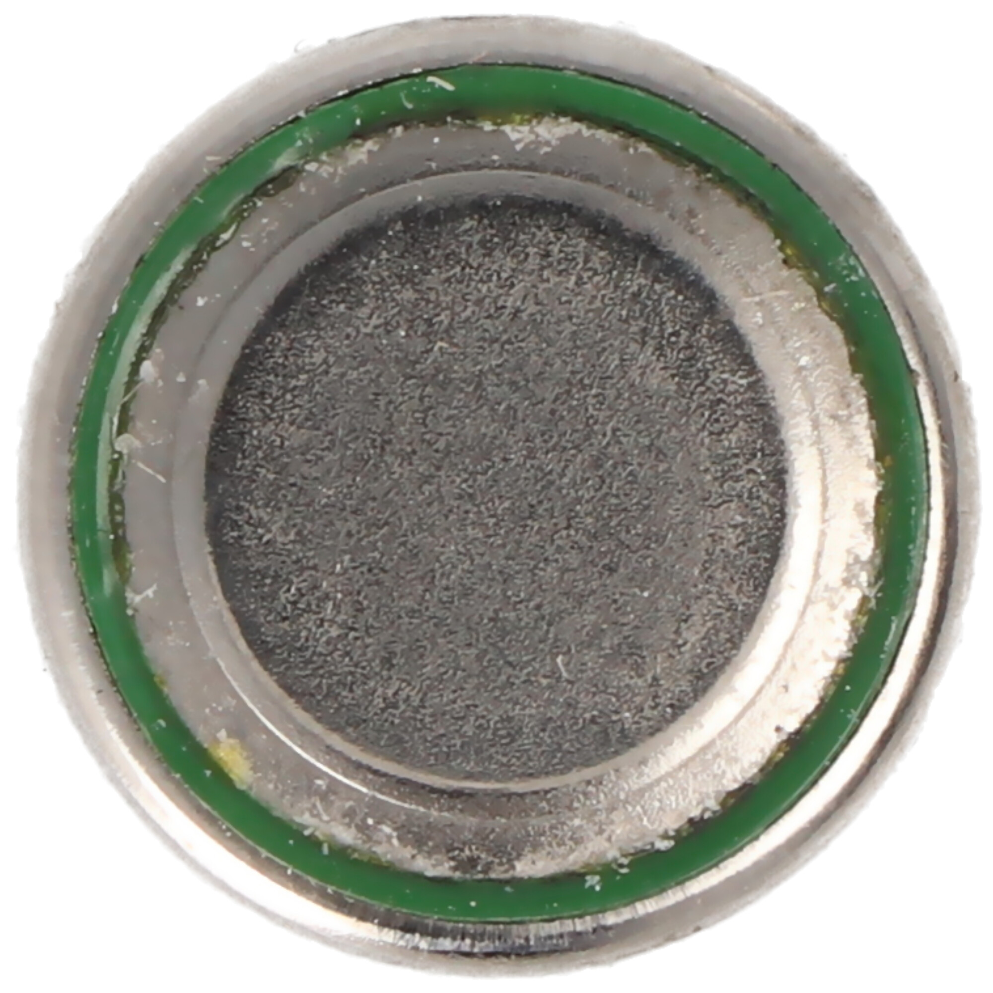 Eine runde Batteriezelle mit grünem Ring. Die Mitte ist metallisch und hat eine körnige Textur.