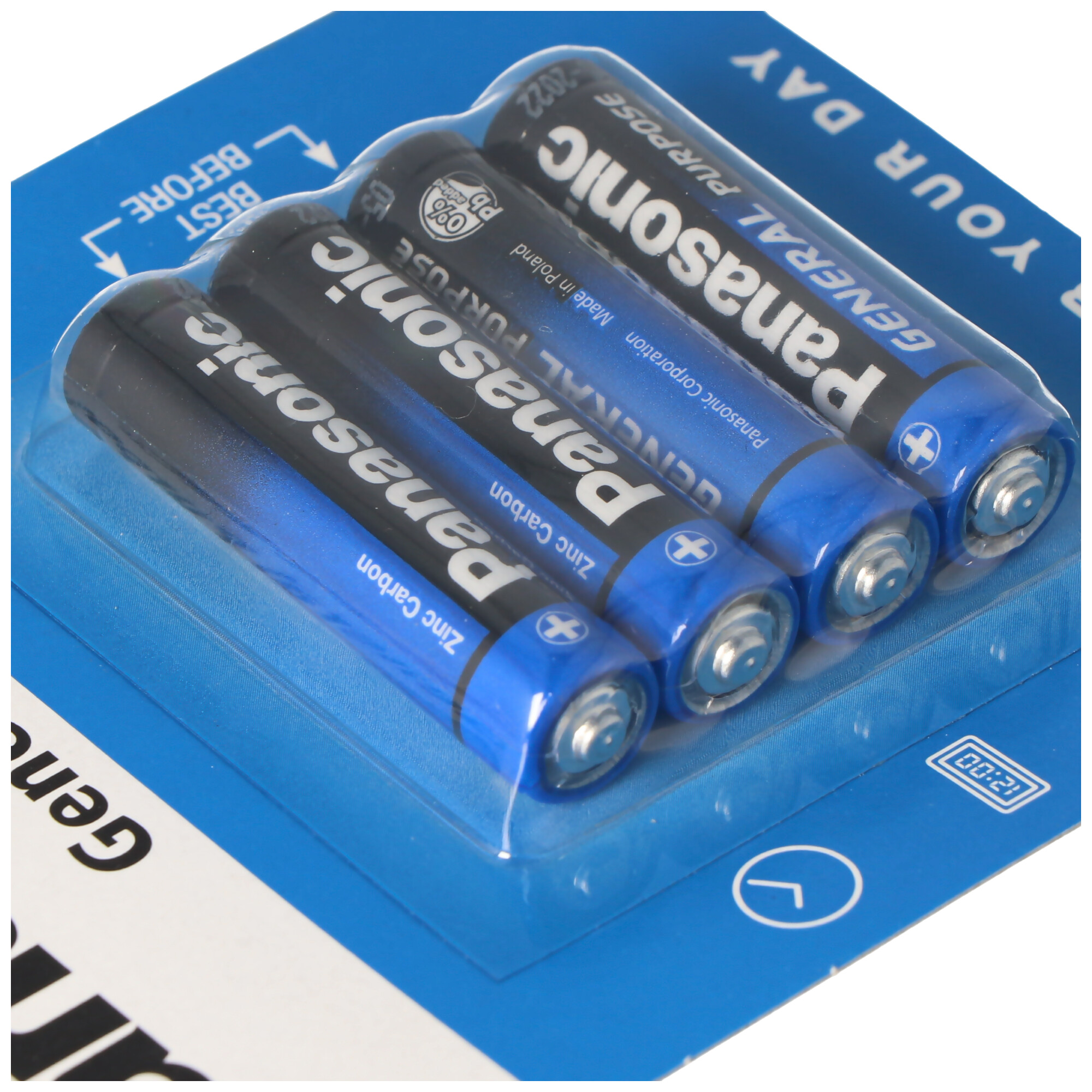 Vier Panasonic-Batterien in einer Plastikverpackung. Blaue und schwarze Farben. Allgemeiner Zweck.