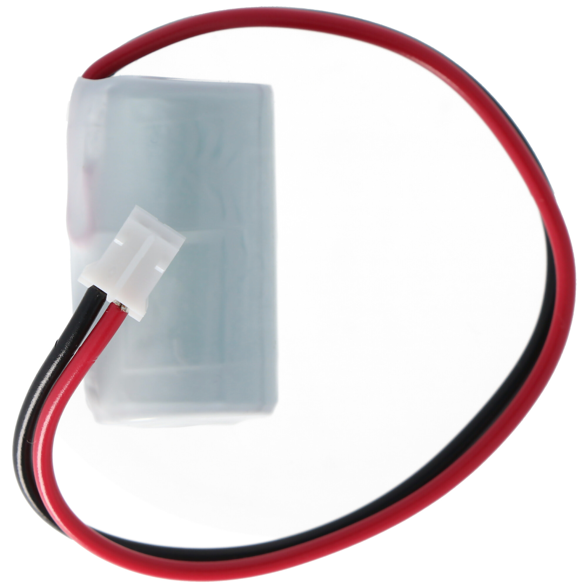 Eine Batterie mit roten und schwarzen Drähten. Weißes Gehäuse, weißer Stecker. Nahaufnahme.