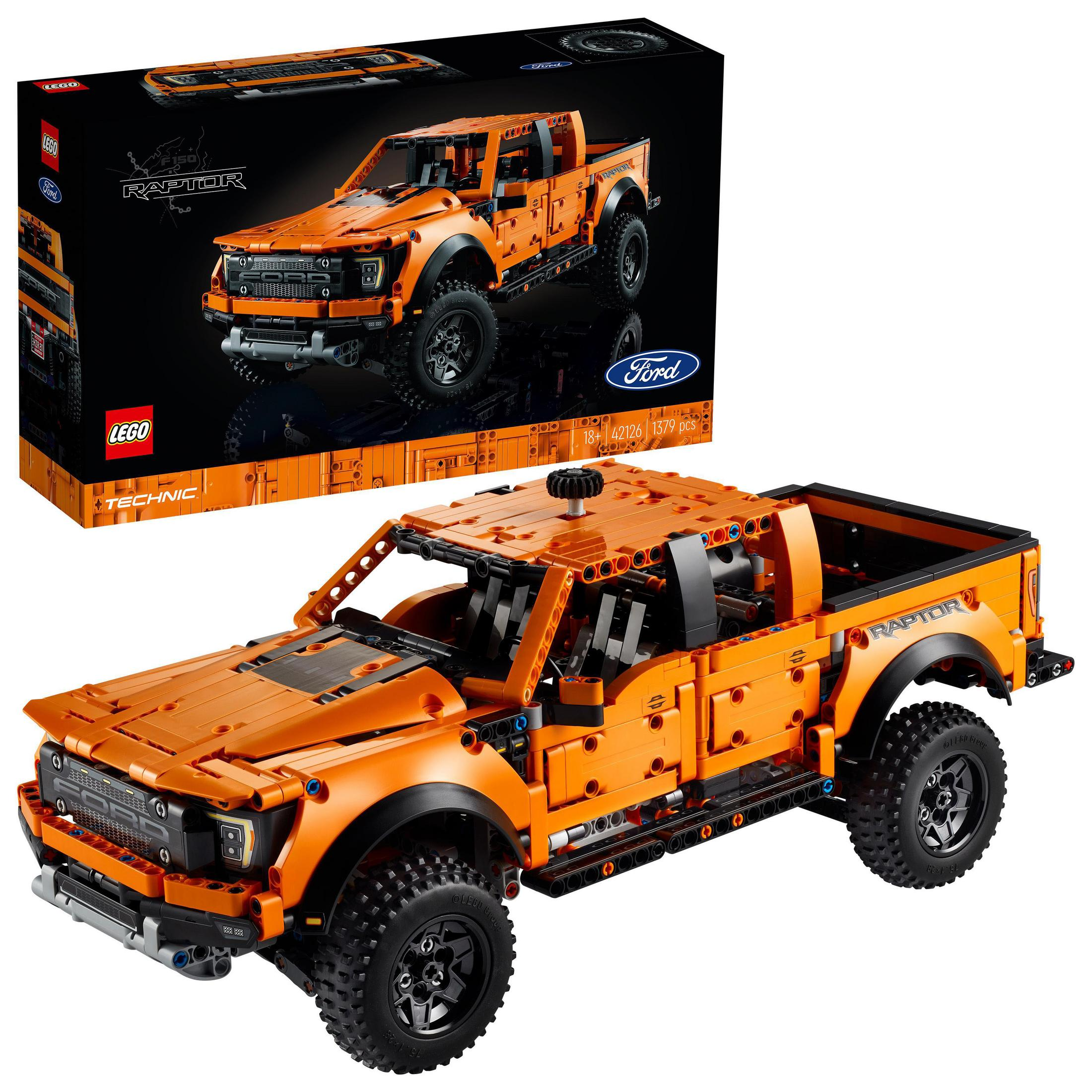 Ein orangefarbenes Lego Ford Raptor Modell und seine Box. Der Truck ist detailliert und montiert.