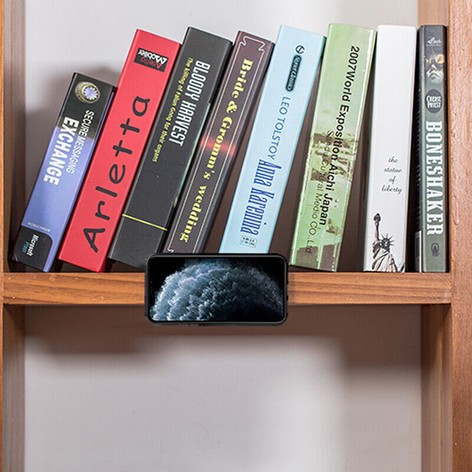 Bücher auf einem Regal. Die Bücher sind betitelt und zusammen gestapelt.