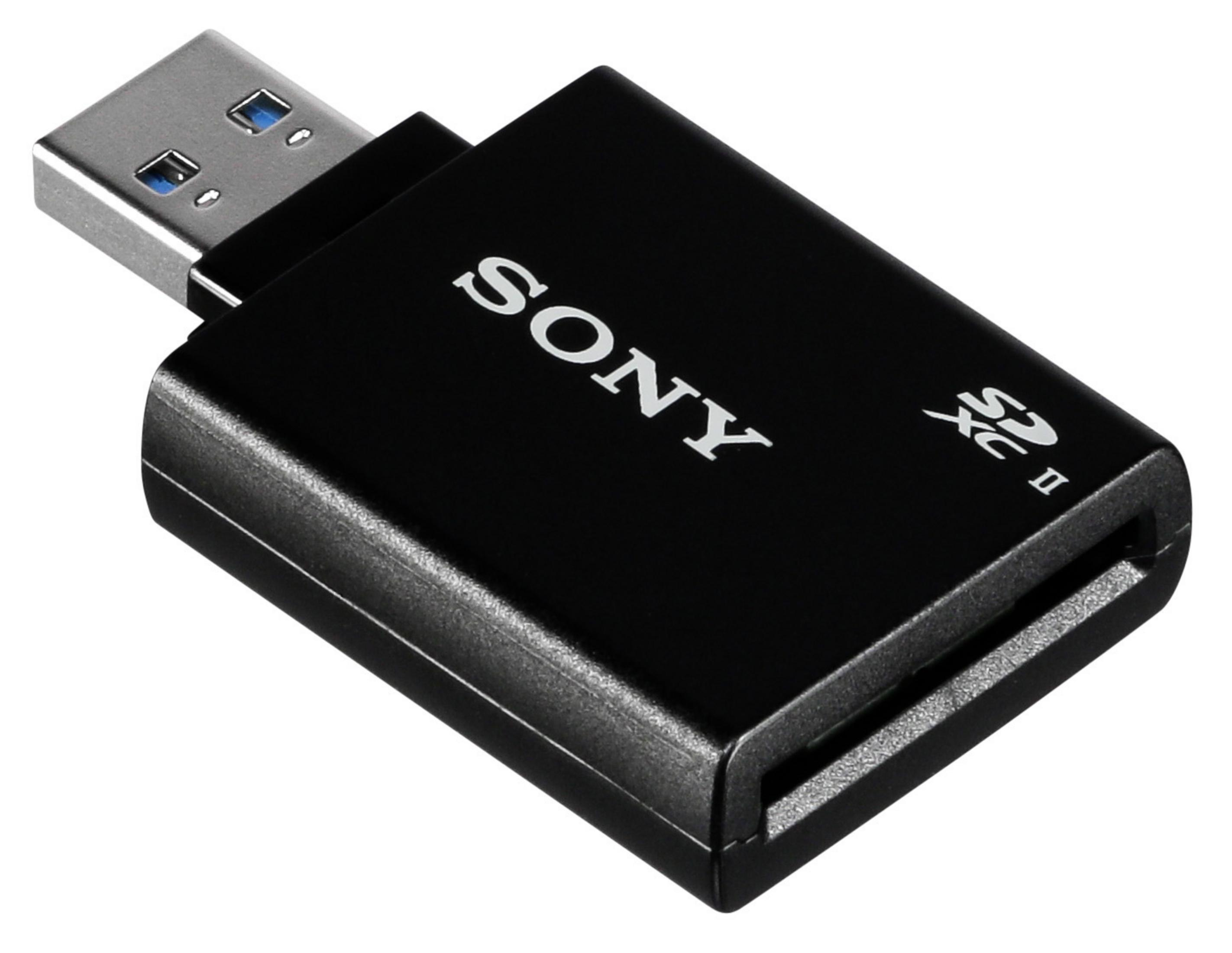 Schwarzer Sony SDXC II Kartenleser mit USB-Anschluss, schräge Ansicht, weißer Hintergrund.