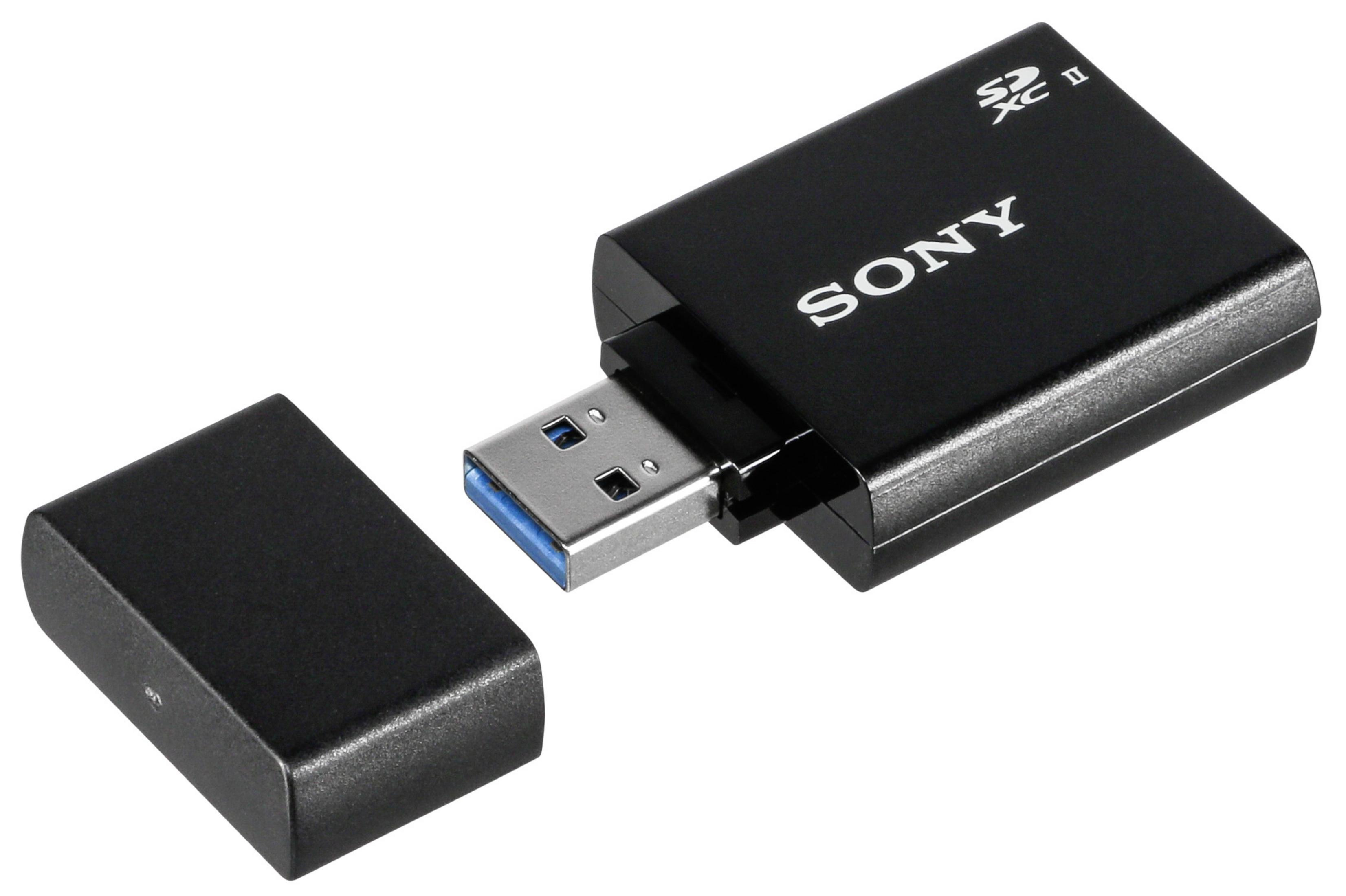 Ein schwarzer Sony SD-Kartenleser mit USB-Stecker und seine Kappe ist geöffnet und daneben platziert.