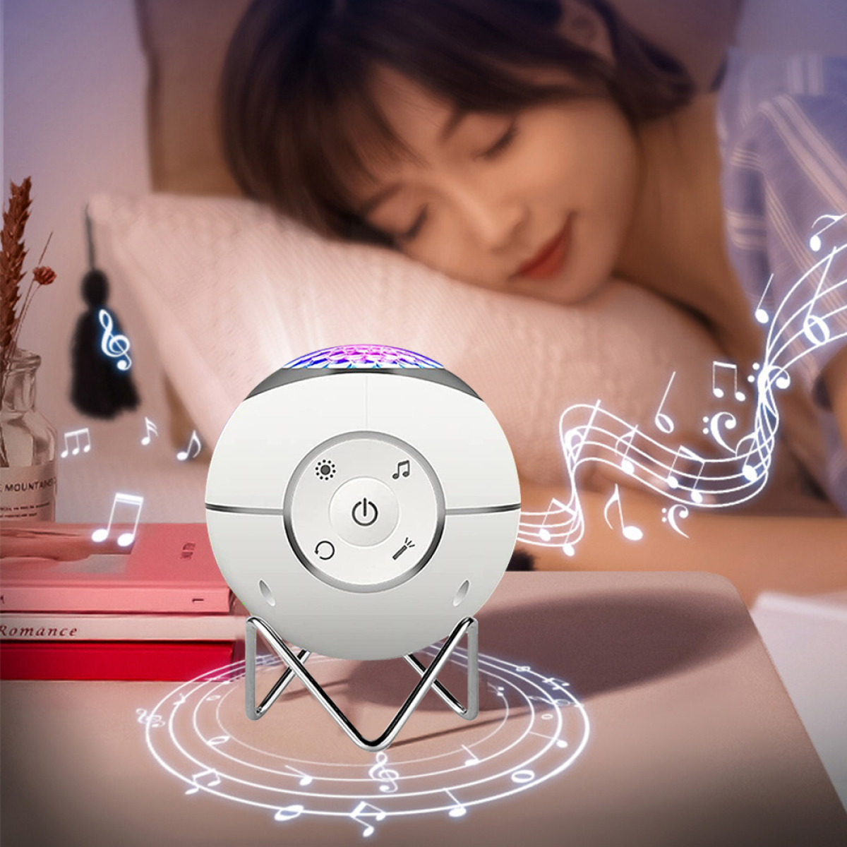 Ein weißer Nachtlichtprojektor auf einem Ständer, mit Noten und einer schlafenden Frau.