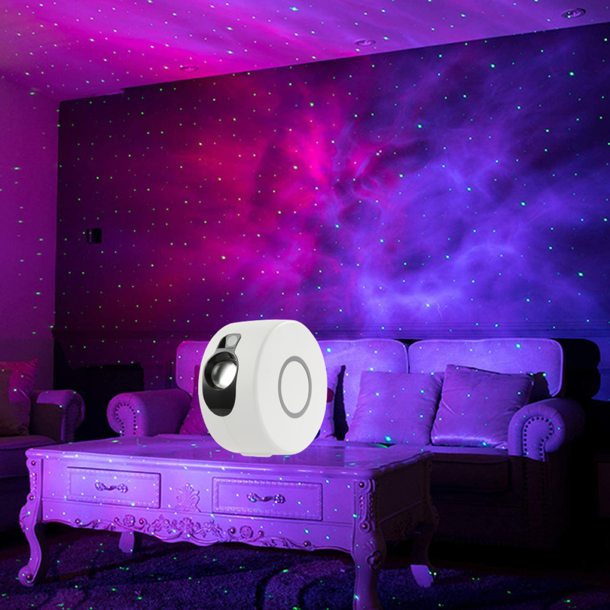 Ein weißer Projektor auf einem Tisch, der Sterne und Nebel an Wände und Decke projiziert.