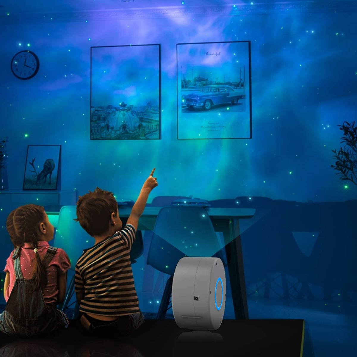 Zwei Kinder schauen nach oben auf einen projizierten Sternenhimmel mit Kunstwerken an den Wänden.