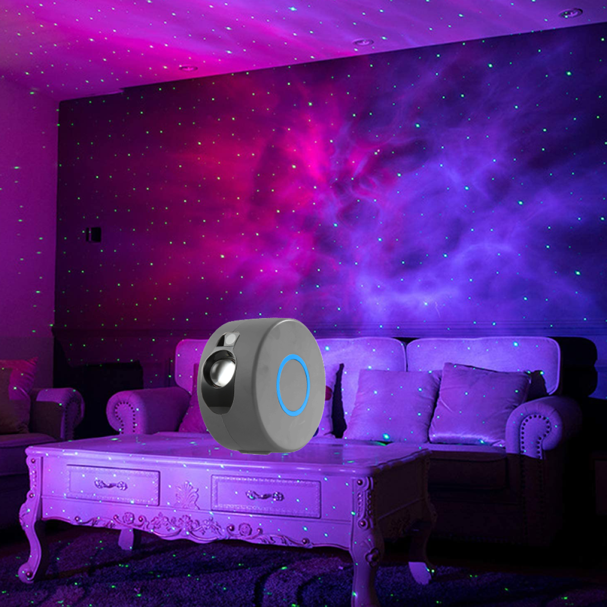 Ein grauer Projektor auf einem Tisch, der Sterne und Nebel an Wände und Decke projiziert.