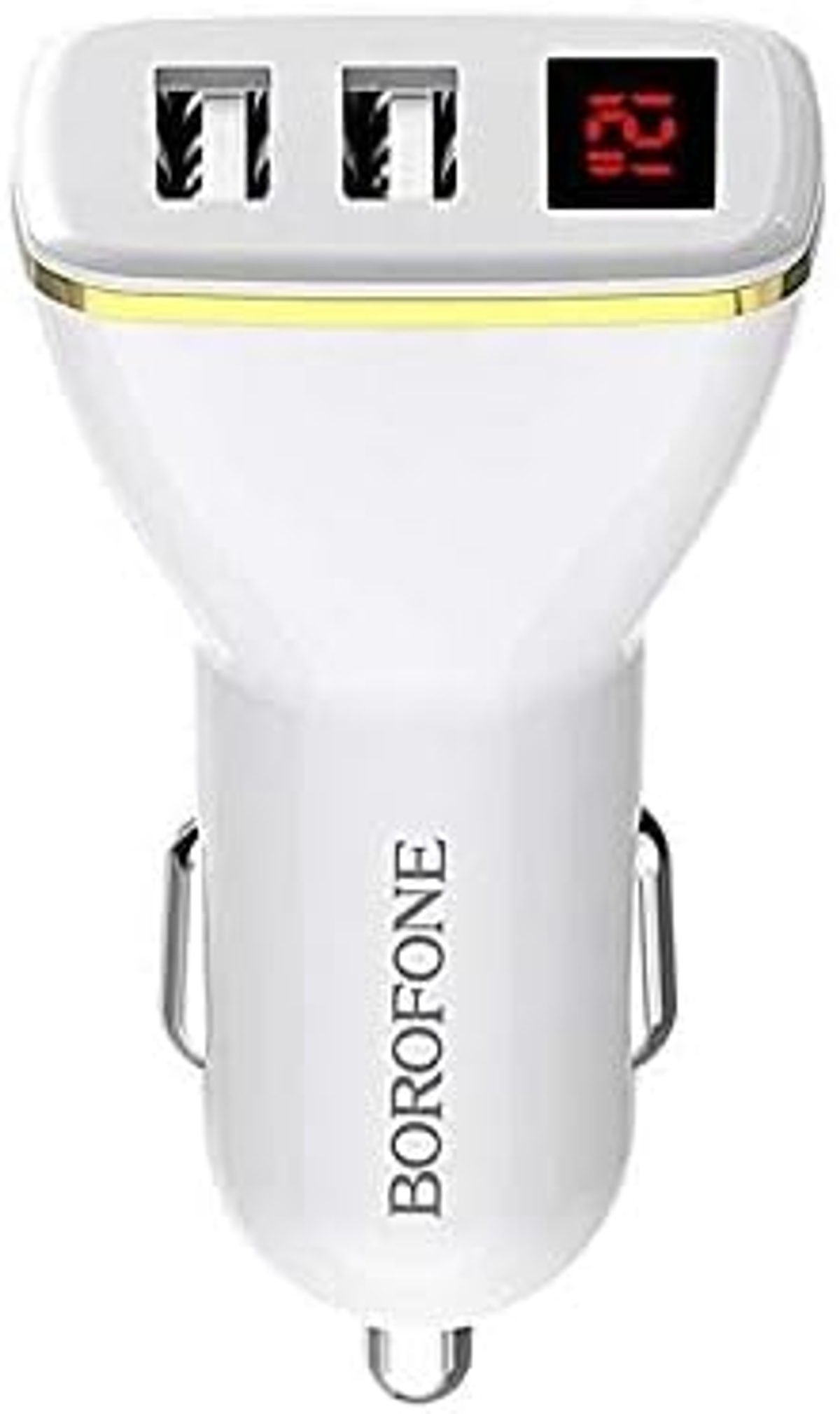 Caricabatterie per auto bianco con tre porte USB e un display digitale che mostra un numero, su sfondo bianco.
